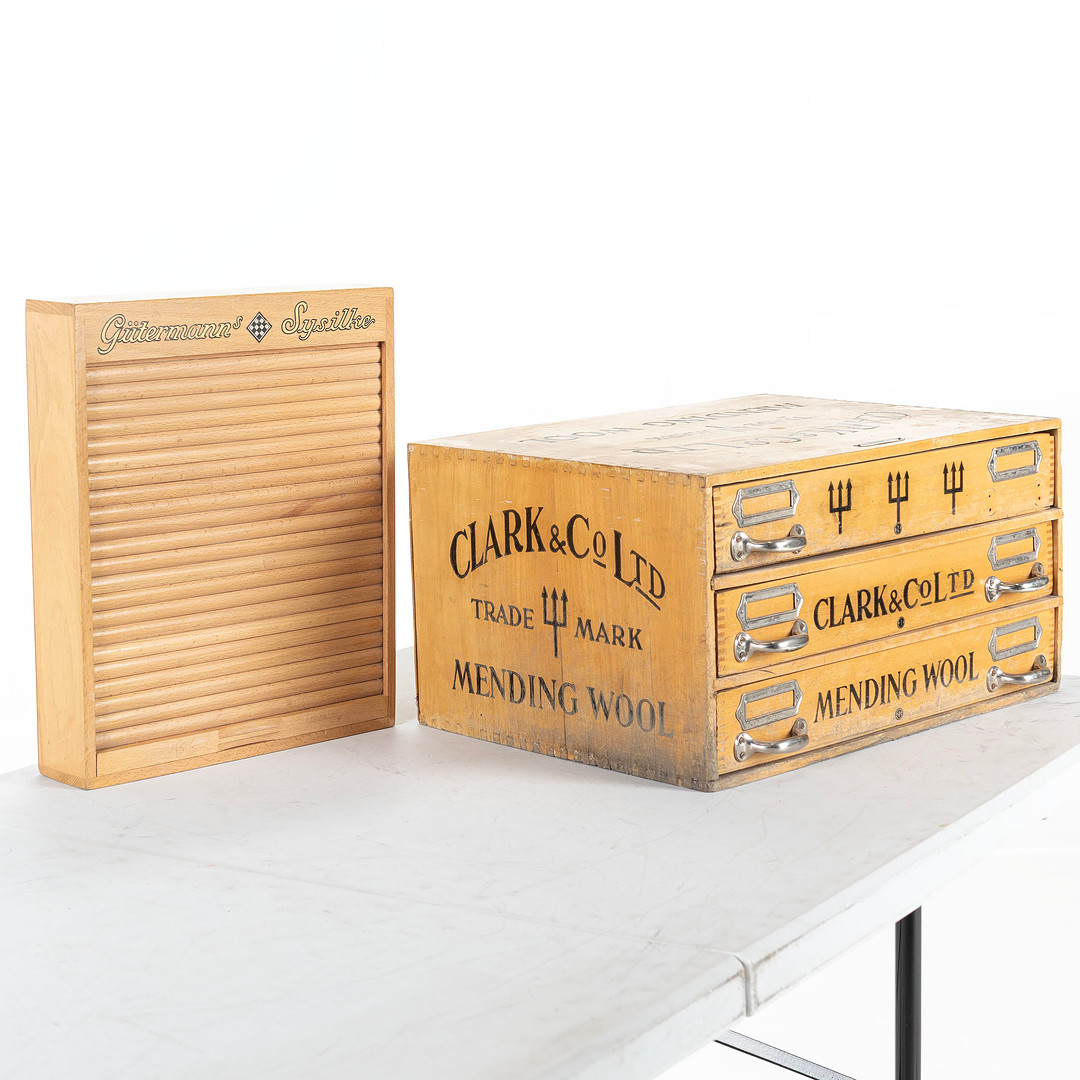 SKRIN för garn, Clark & Co Ltd Mending Wool & SCHATULL för sysilke, trä, Gütermann sysilke.