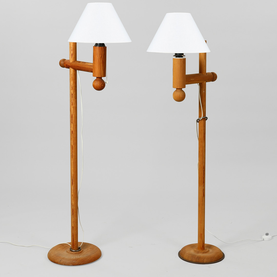 LUXUS: A pair of near-identical floor lamps in solid pine, Swedish lamp manufacturer, 1960s/70s, (2).