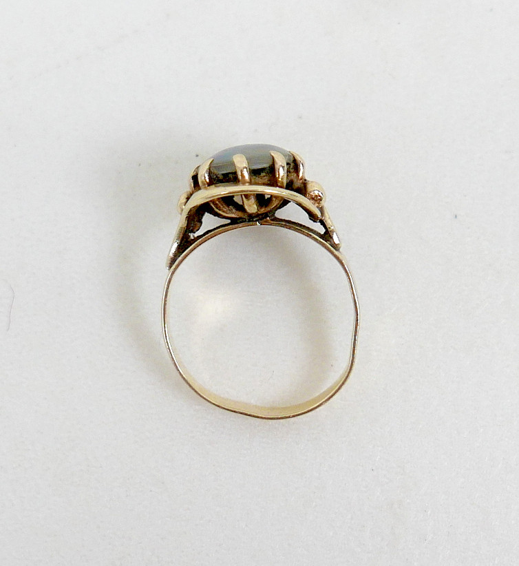 A 9CT GOLD OPAL SOLITAIRE RING.
