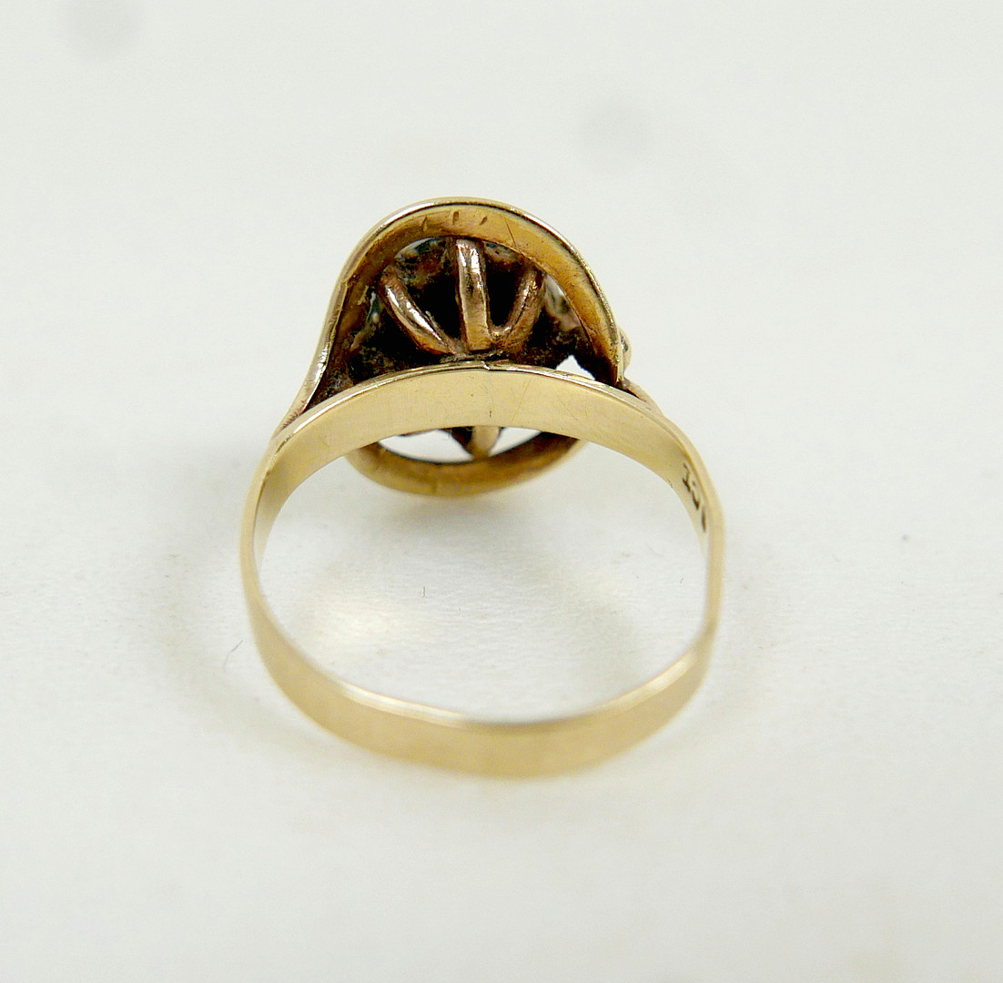 A 9CT GOLD OPAL SOLITAIRE RING.
