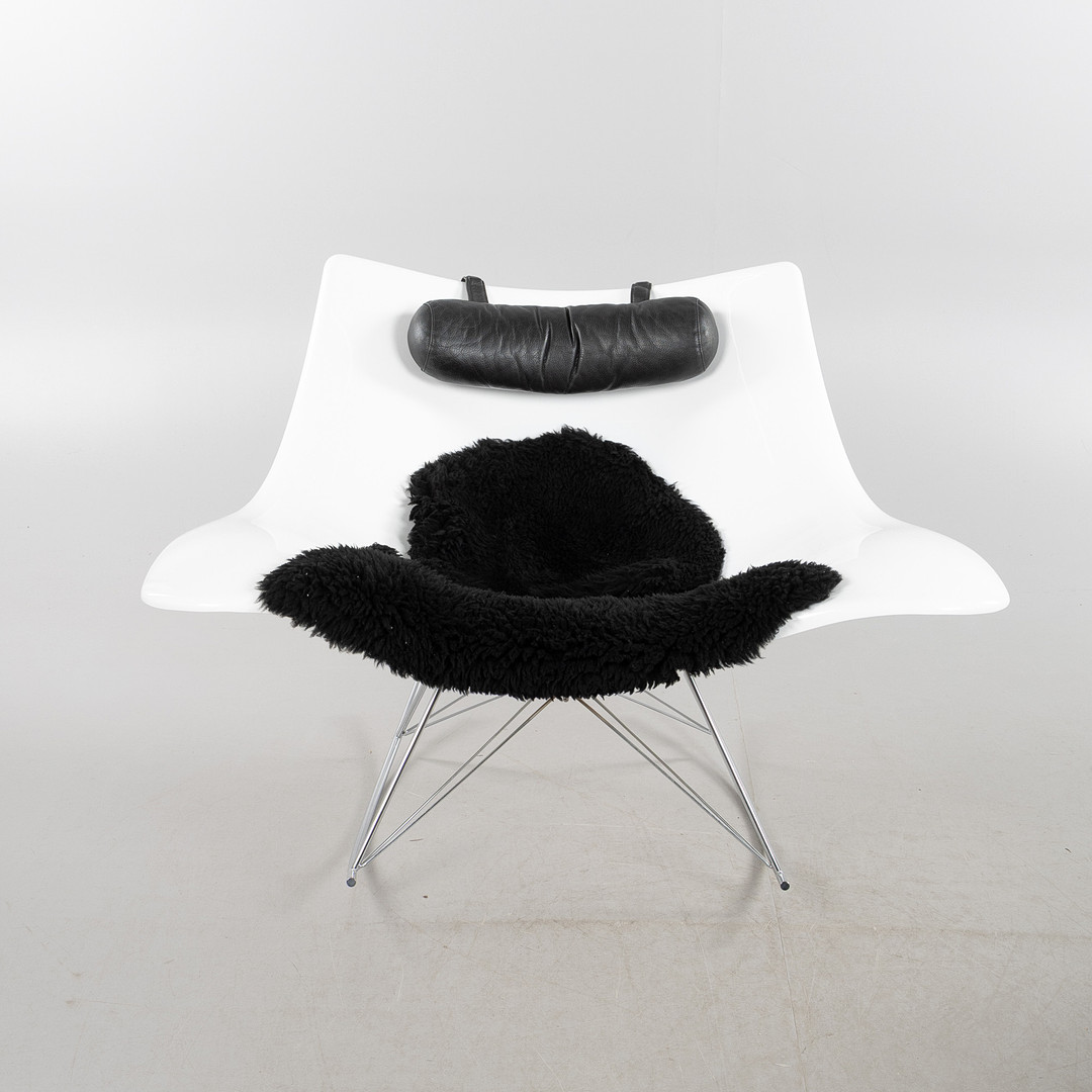 THOMAS PEDERSEN. "Stingray", gungstol, Fredericia Furniture, Danmark, med nackdyna.