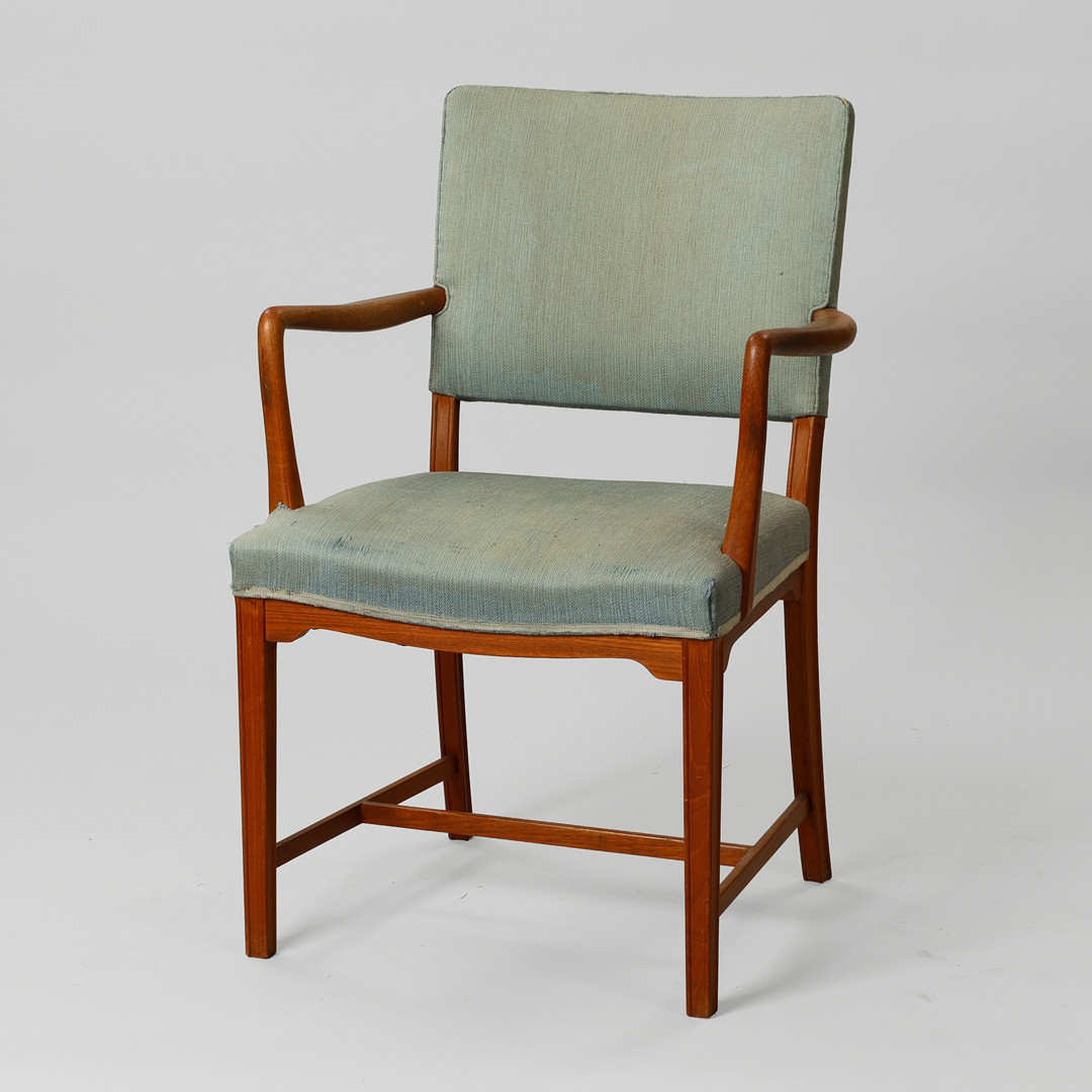Armstol af massivt teaktræ med sæde og ryg betrukket i blågrønt tekstil, dansk møbelproducent, 1950'erne.