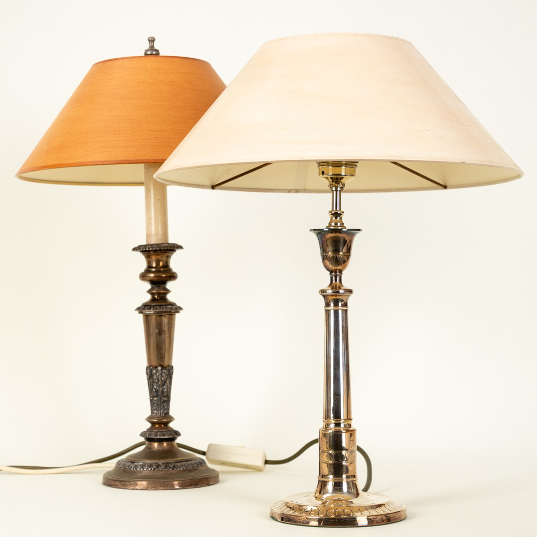Zwei Tischlampen in variierenden Formen, versilbert, 20. Jh. (2).