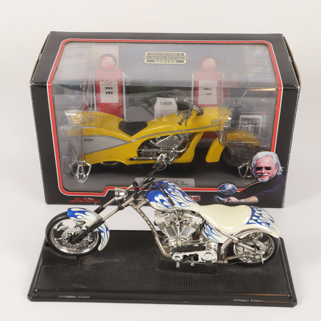 MOTORCYKELMODELLER, 2 stycken, plast, bl. a. Arlen Ness.