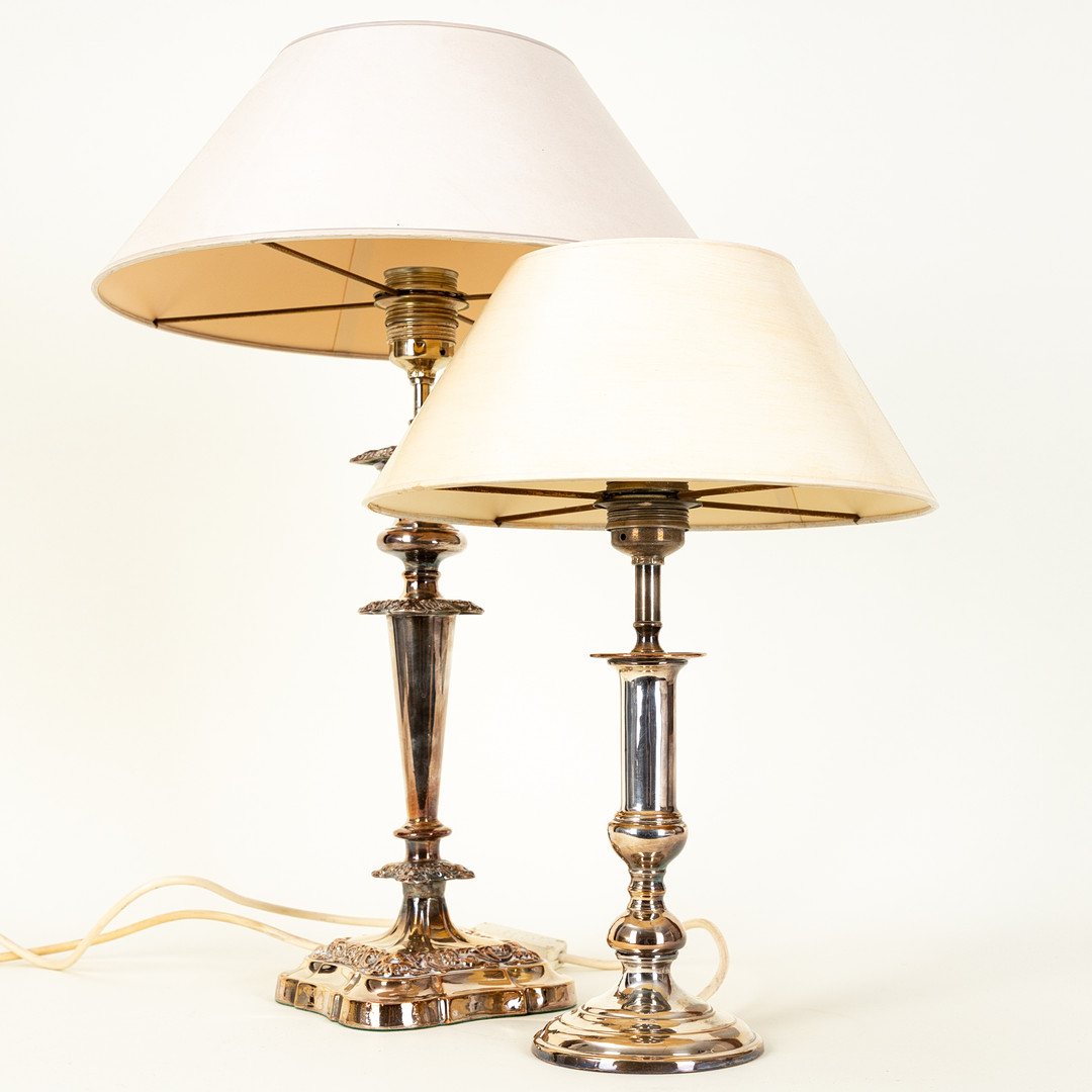 Zwei Tischlampen in variierenden Formen, versilbert, 20. Jh. (2).