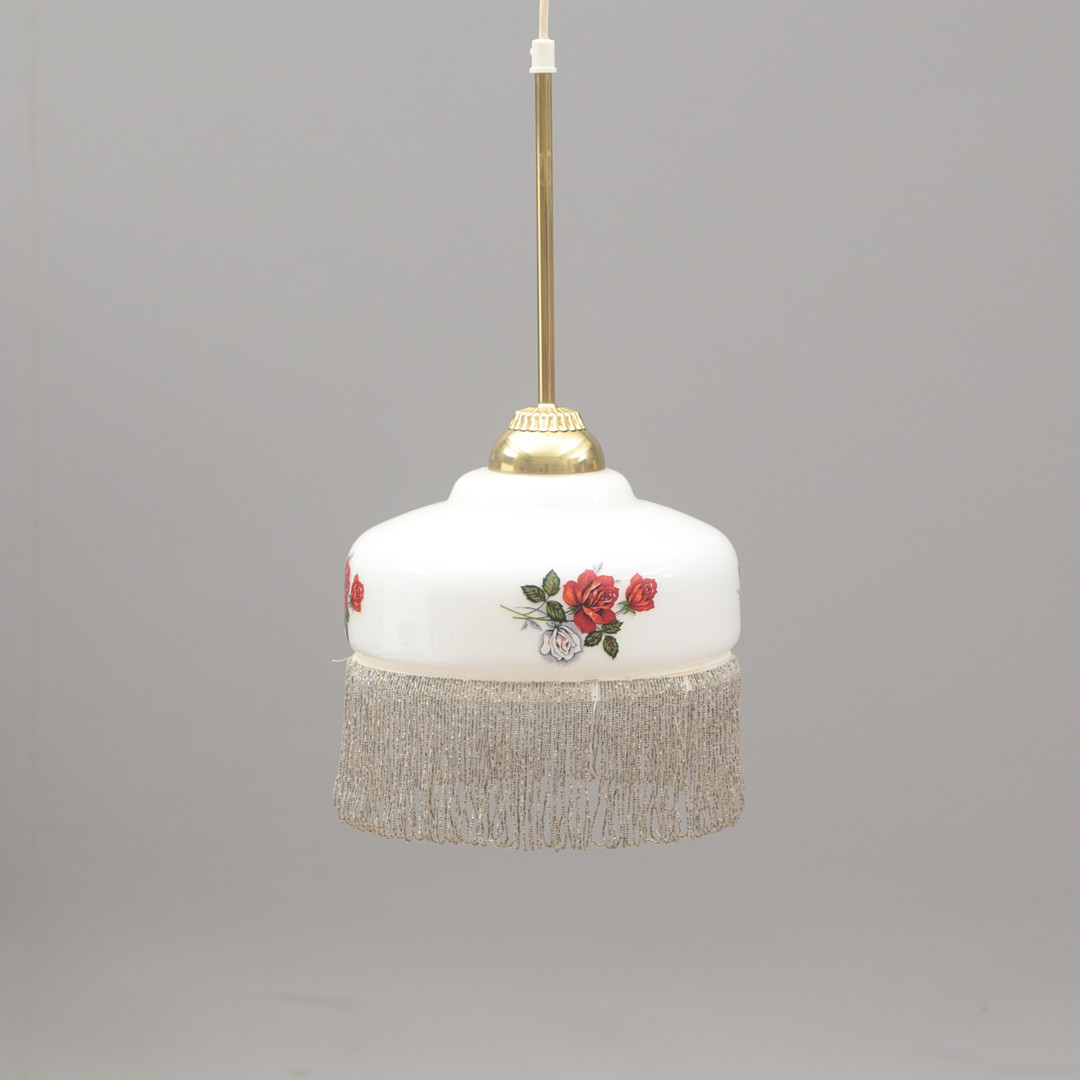 TAKLAMPA, med glasskärm och fransar.