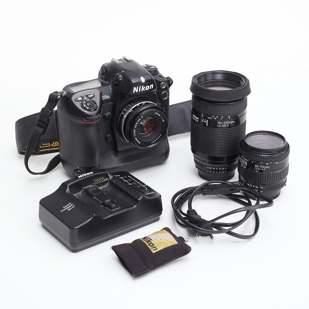 SYSTEMKAMERA, Nikon D2HS med tre objektiv.