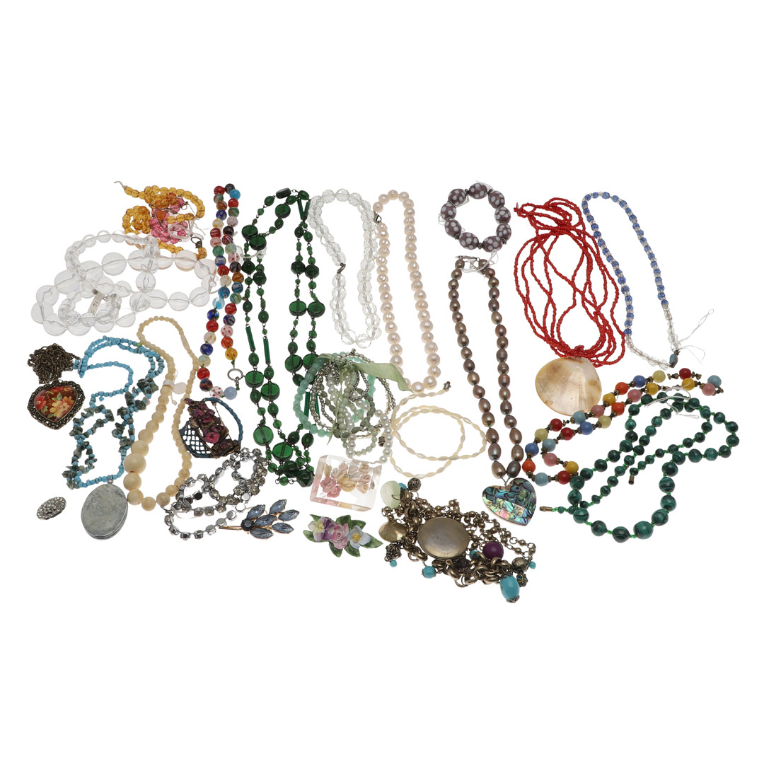 A QUANTITY OF COSTUME JEWELLERY.