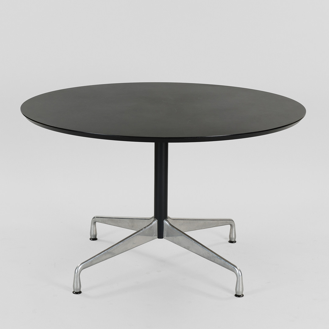 CHARLES & RAY EAMES. Cirkulært bord / spisebord, model 'Contract Table'. Forkromet stål og sort laminat, designet i 1968, Vitra.
