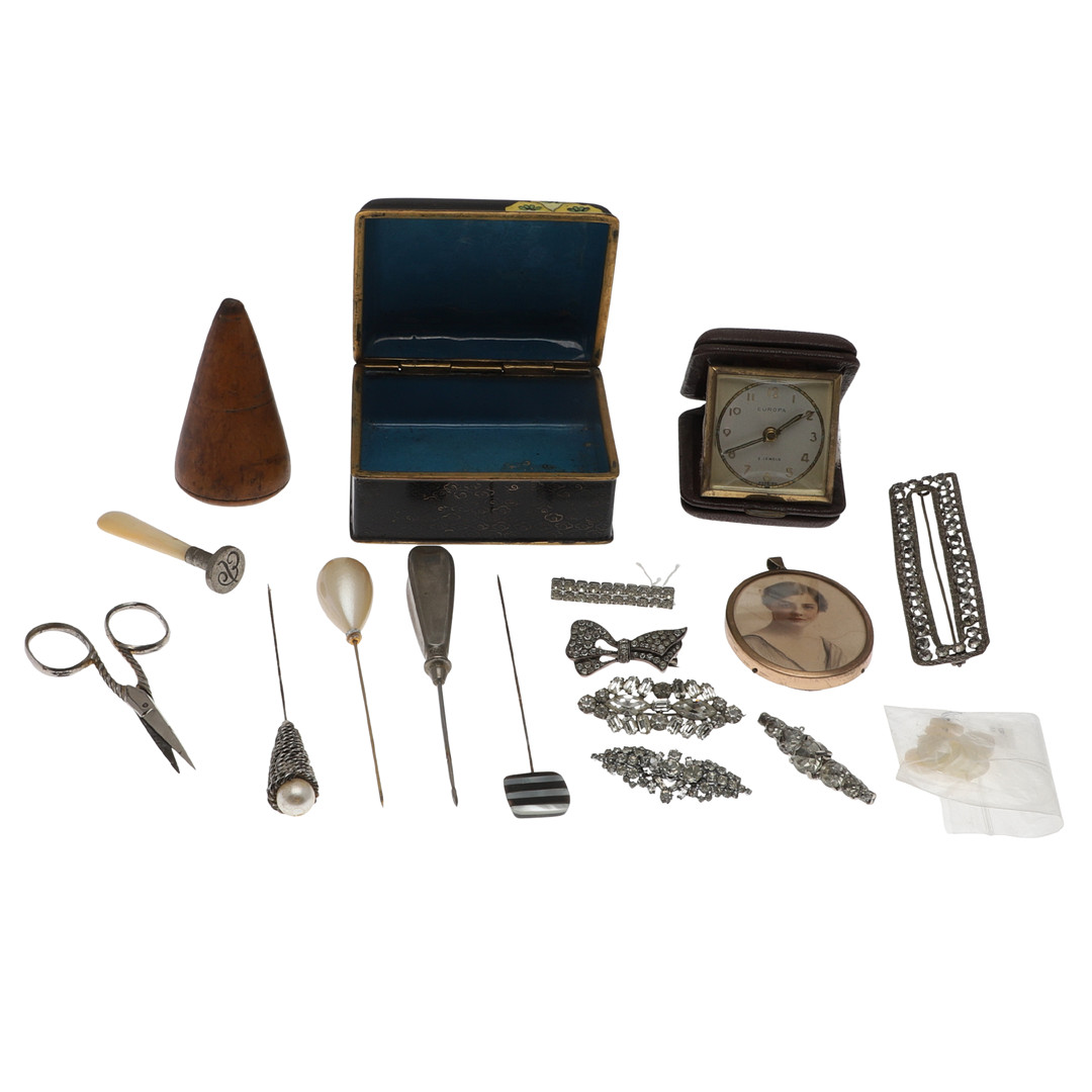 VARIOUS HATPINS, A PAINTED MINIATURE LOCKET, A CLOISONNE BOX ETC.