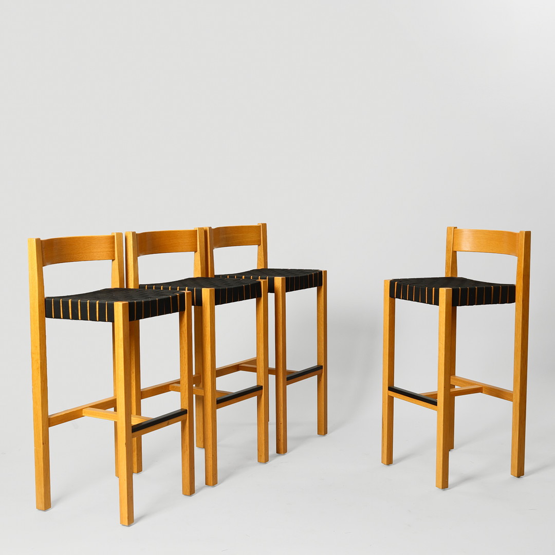 BEN AF SCHULTÉN. Fire barstole, "model 617", Artek, Finland, lakeret birk, sæde og ryg i flettet sadelgjord. (4).