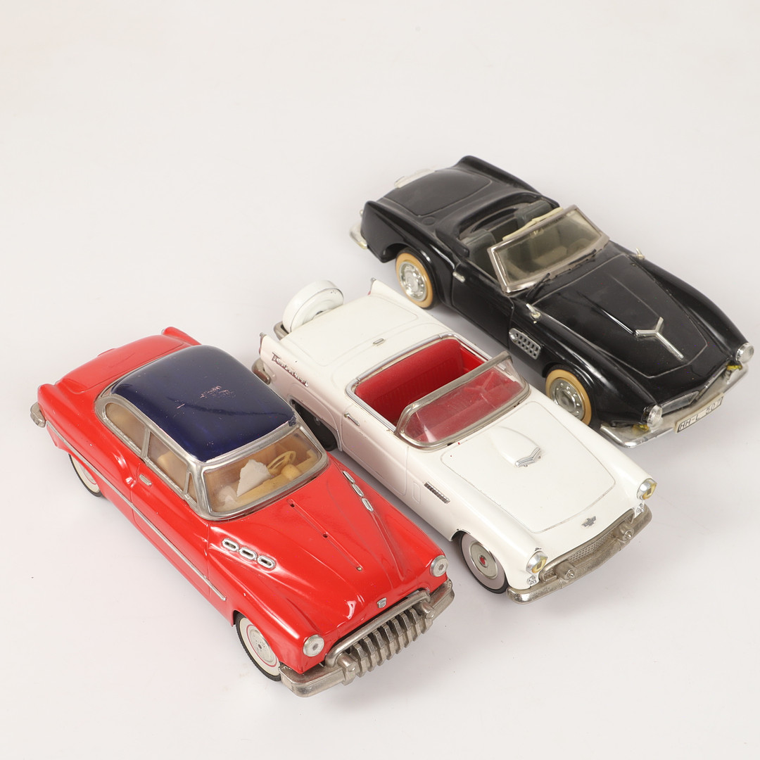 MODELLBILAR, 3 stycken, plåt/plast, bl.a . Japan.