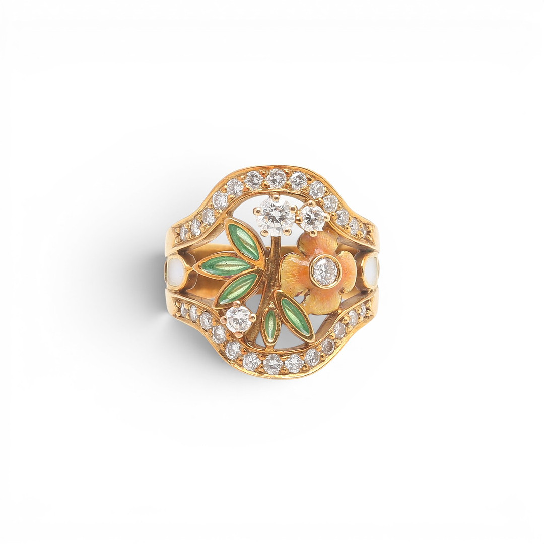 Gold and diamonds floral ring.