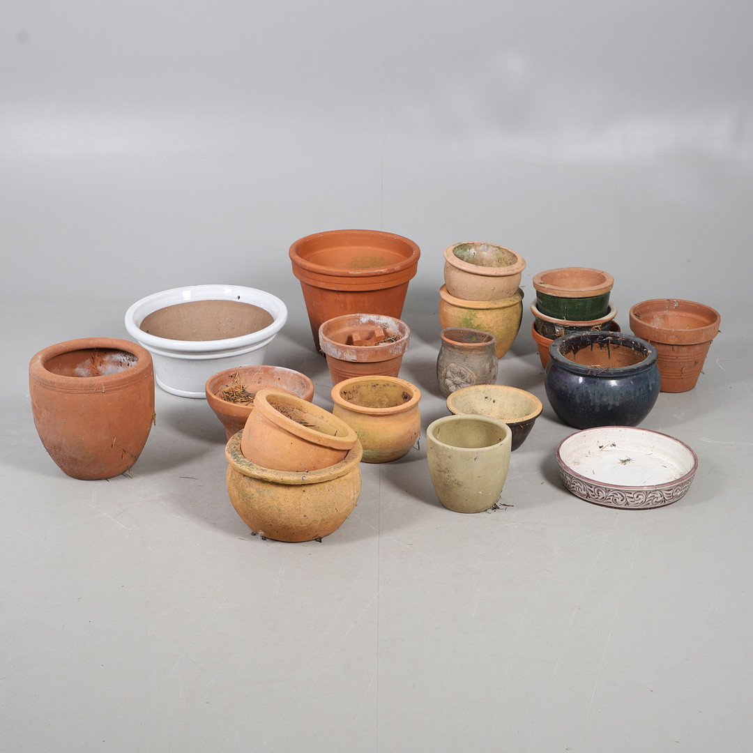A MIXED QUANTITY OF TERRACOTTA AND OTHER PLANT POTS.
