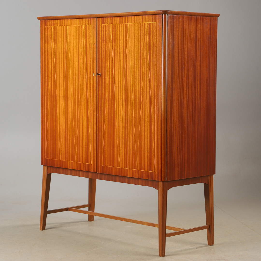 SKÅP, mahogny med intarsia, Swedish modern, AB Hugo Troeds Industrier, Bjärnum, Svensk möbelindustri, 1940-tal.