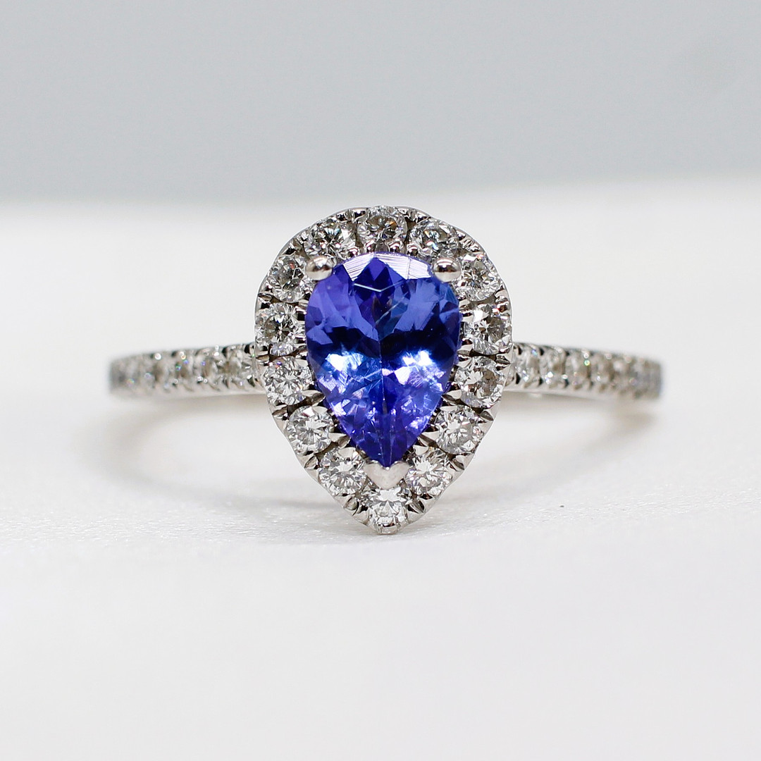 14K TANZANITE & DIAMOND CLUSTER RING.