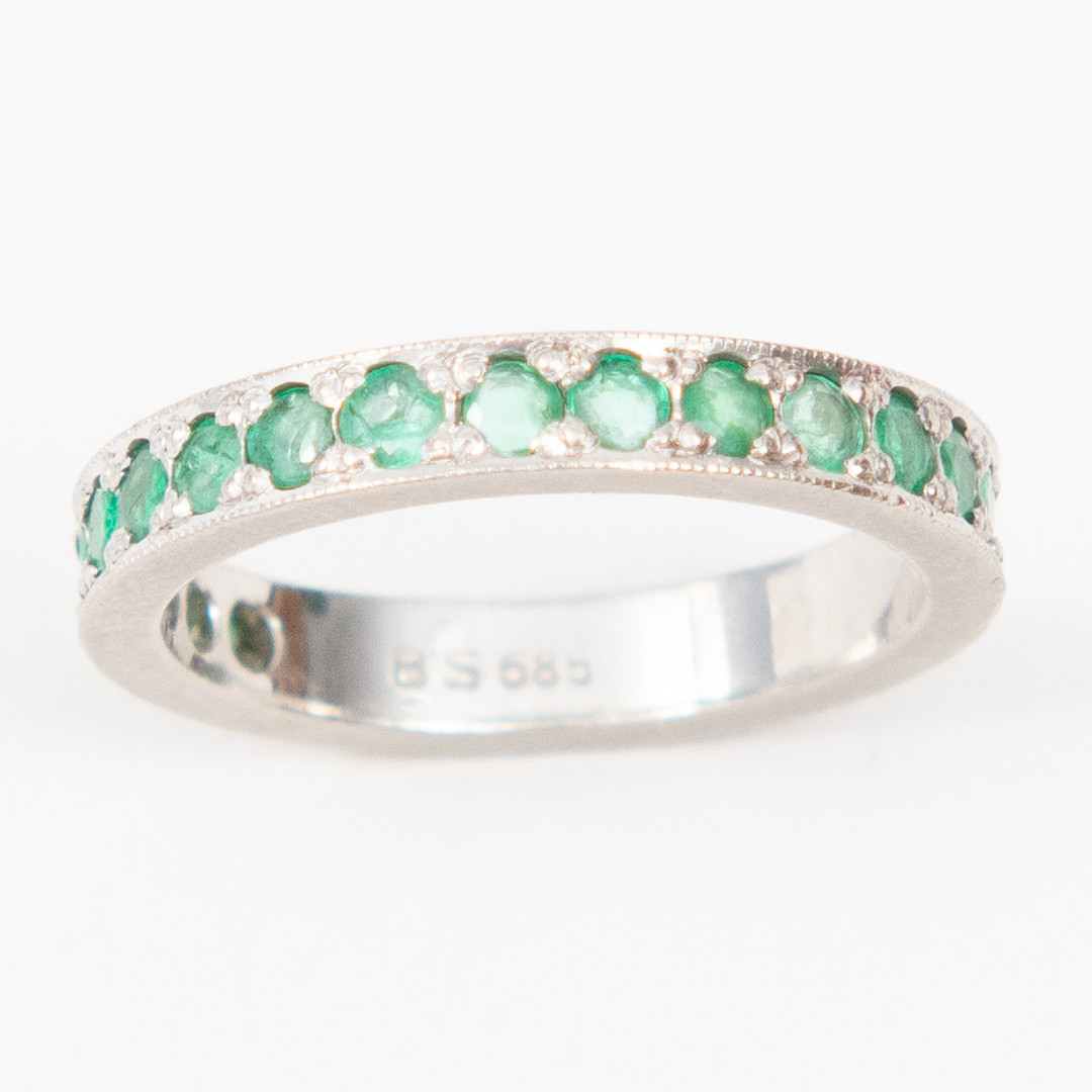 ALLIANCERING 14K hvidguld med 17 smaragder.