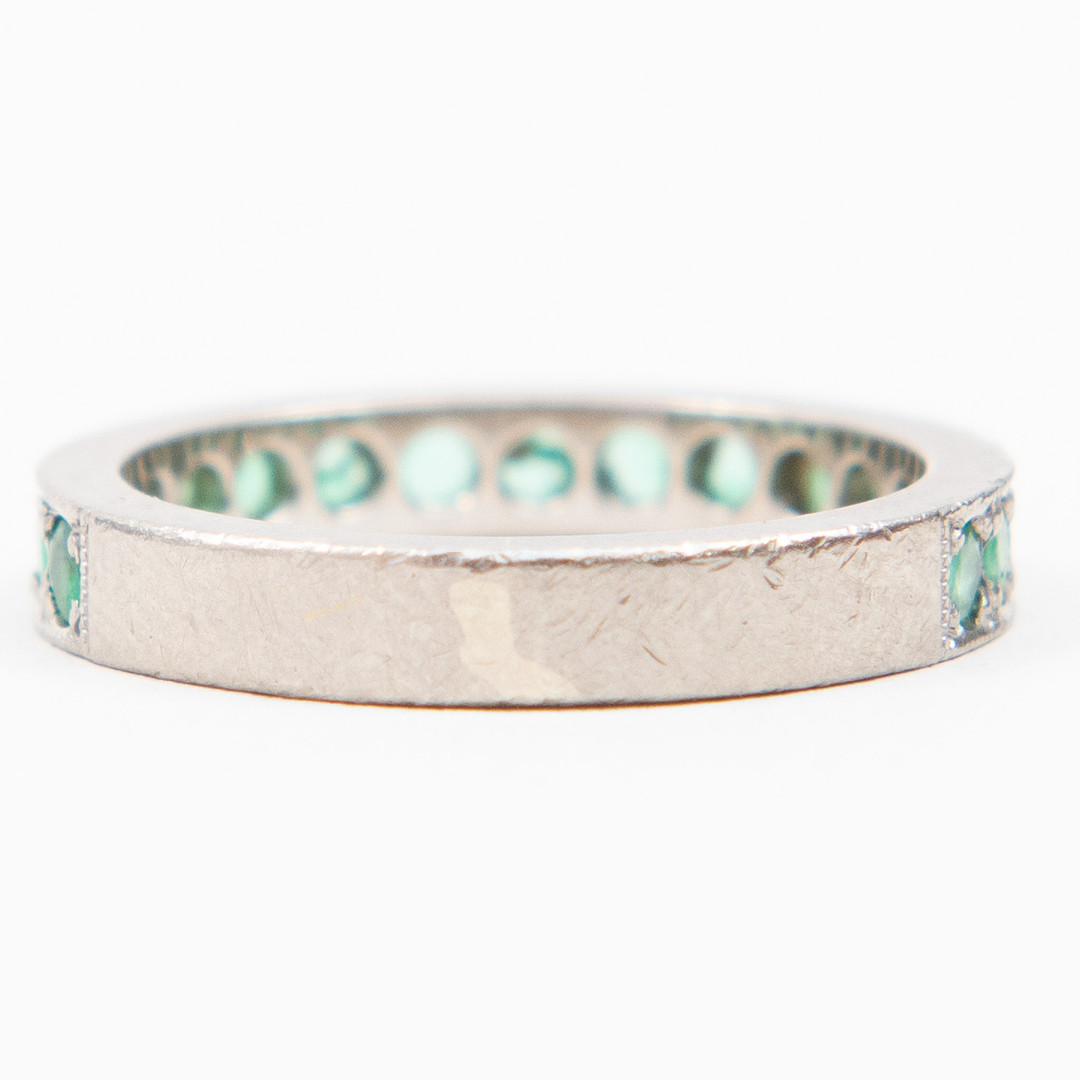 ALLIANCERING 14K hvidguld med 17 smaragder.