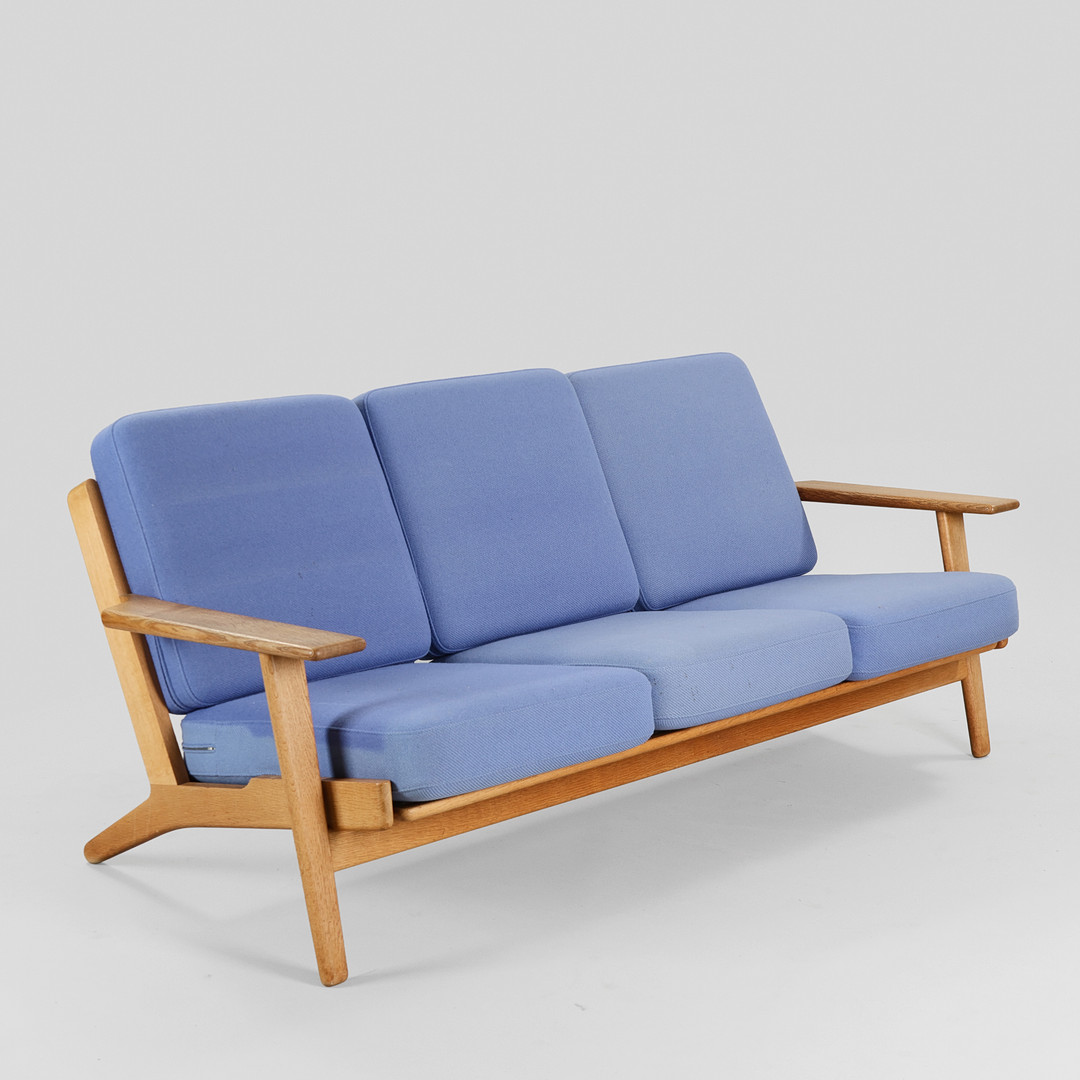 HANS J WEGNER. Tre-personers sofa med stel af eg, hynder betrukket med uldstof, model GE-290, Getama, Danmark, formgivet 1953.