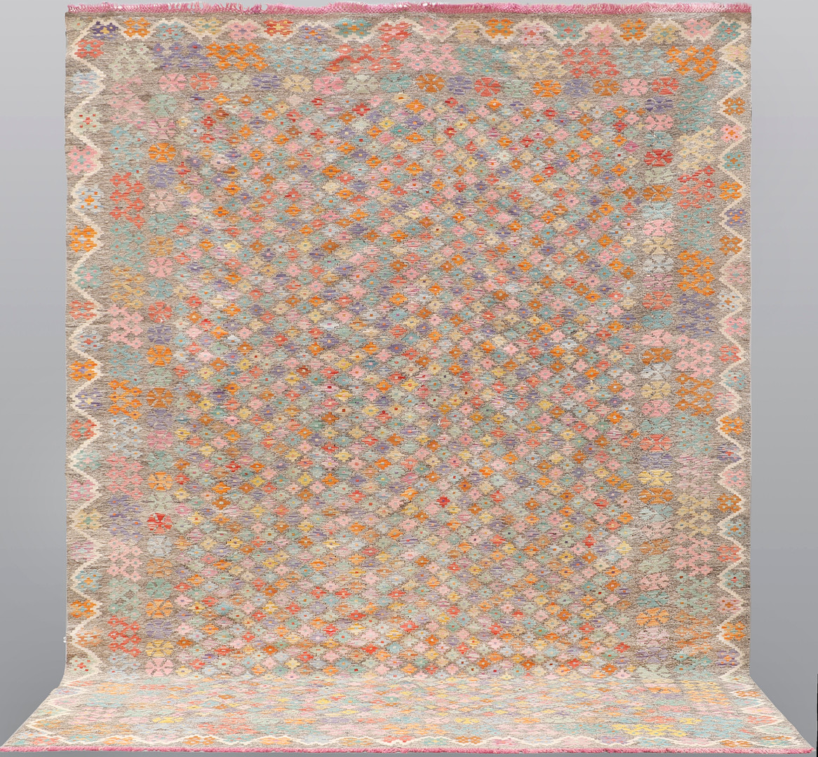 MATTA. Kelim klassisk design, 376 x 294 cm.