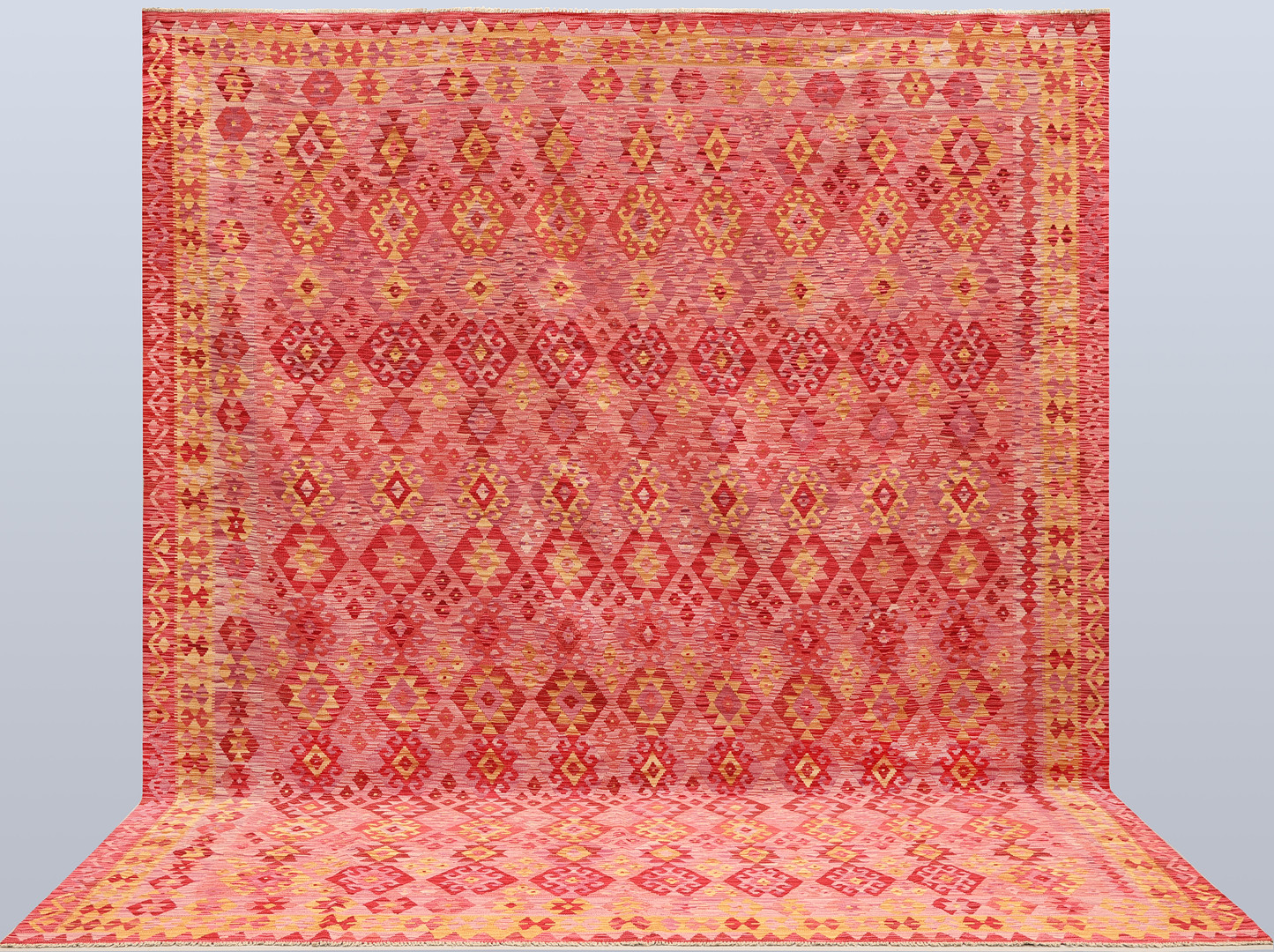 MATTA. Kelim klassisk design, 384 x 317 cm.