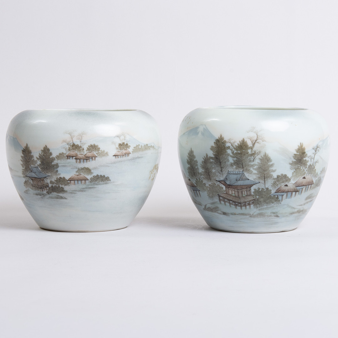 Et par kinesiske vaser i porcelæn, håndmalet, 20.århundrede.