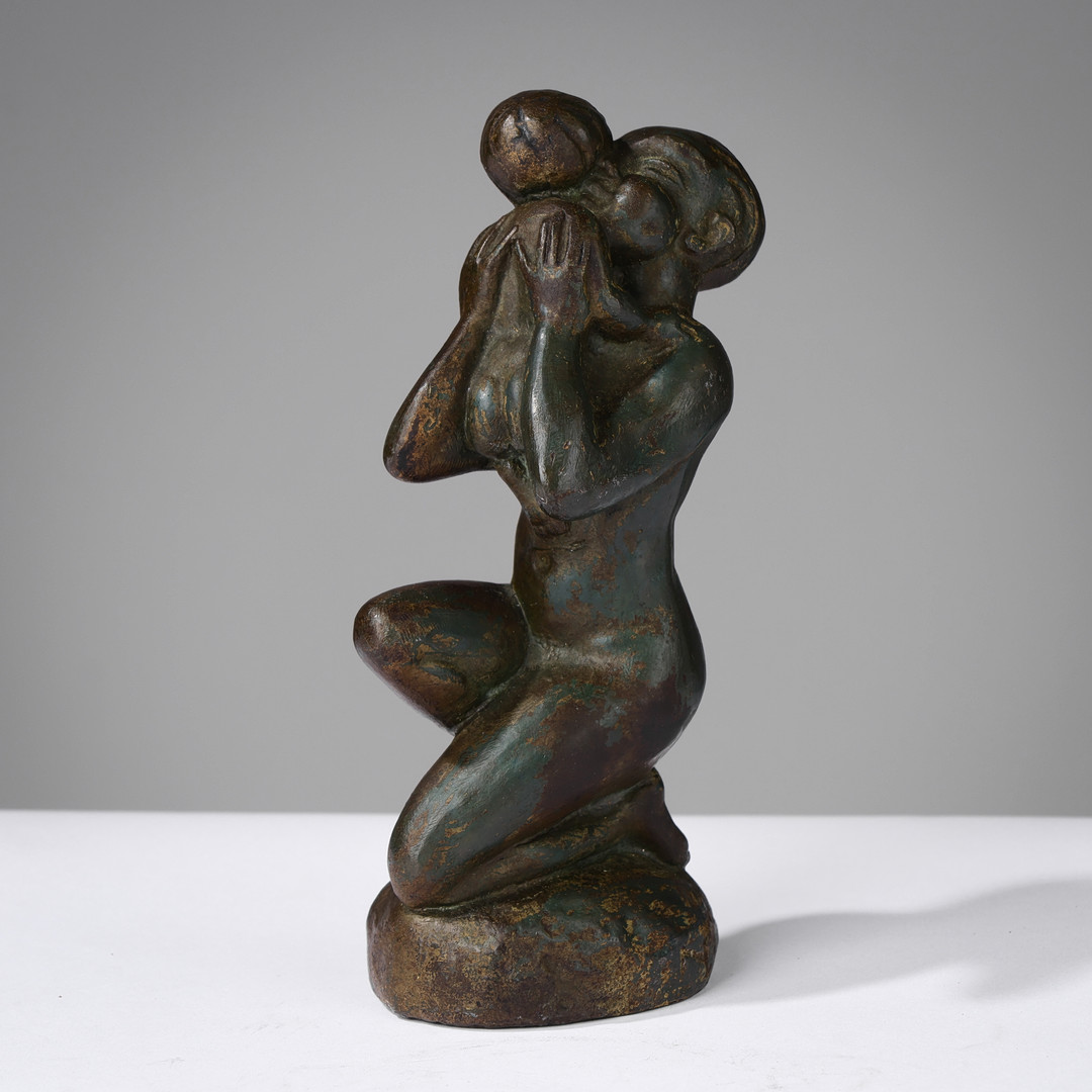 Figur af bronzepatineret metal i form af mor med barn, 1940'erne.