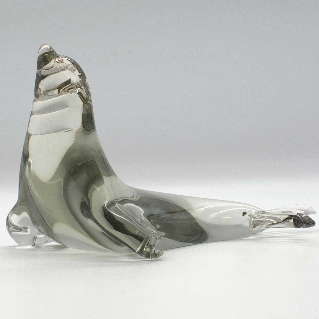 GLAS SKULPTUR ALS PLASTISCHE ROBBE, SIGNIERT VOM KÜNSTLER. 20. JAHRHUNDERT.