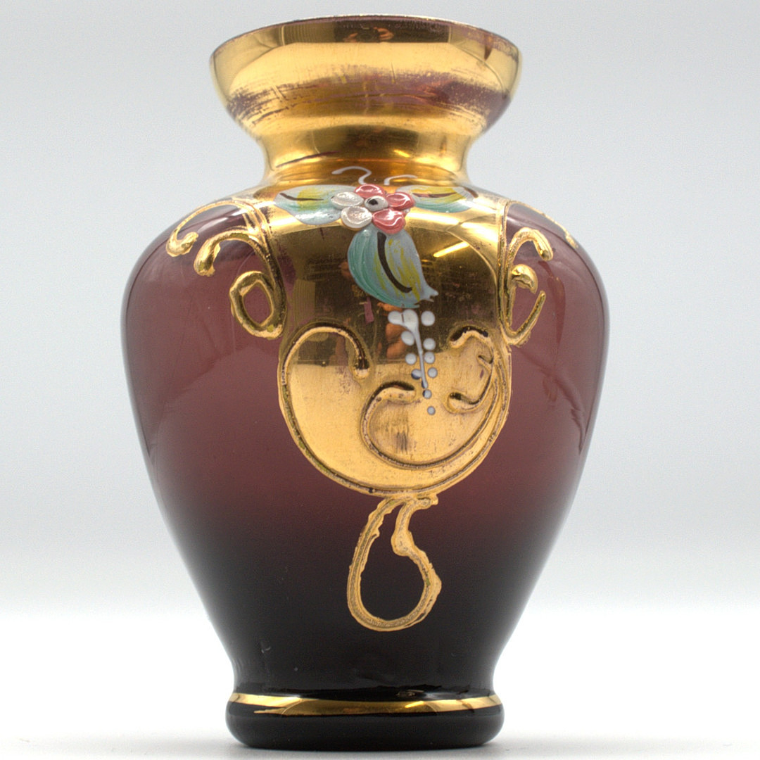 VENEZIANISCHE VASE, GLAS, AMETHYSTFARBEN, MIT GOLD UND BLUMENDEKOR, ITALIEN UM 1970, HÖHE CA. 10 CM.
