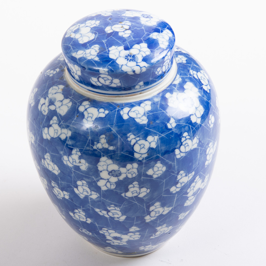 Kinesisk krukke med låg af porcelæn med Prunus mønster. Kina 19. århundrede.