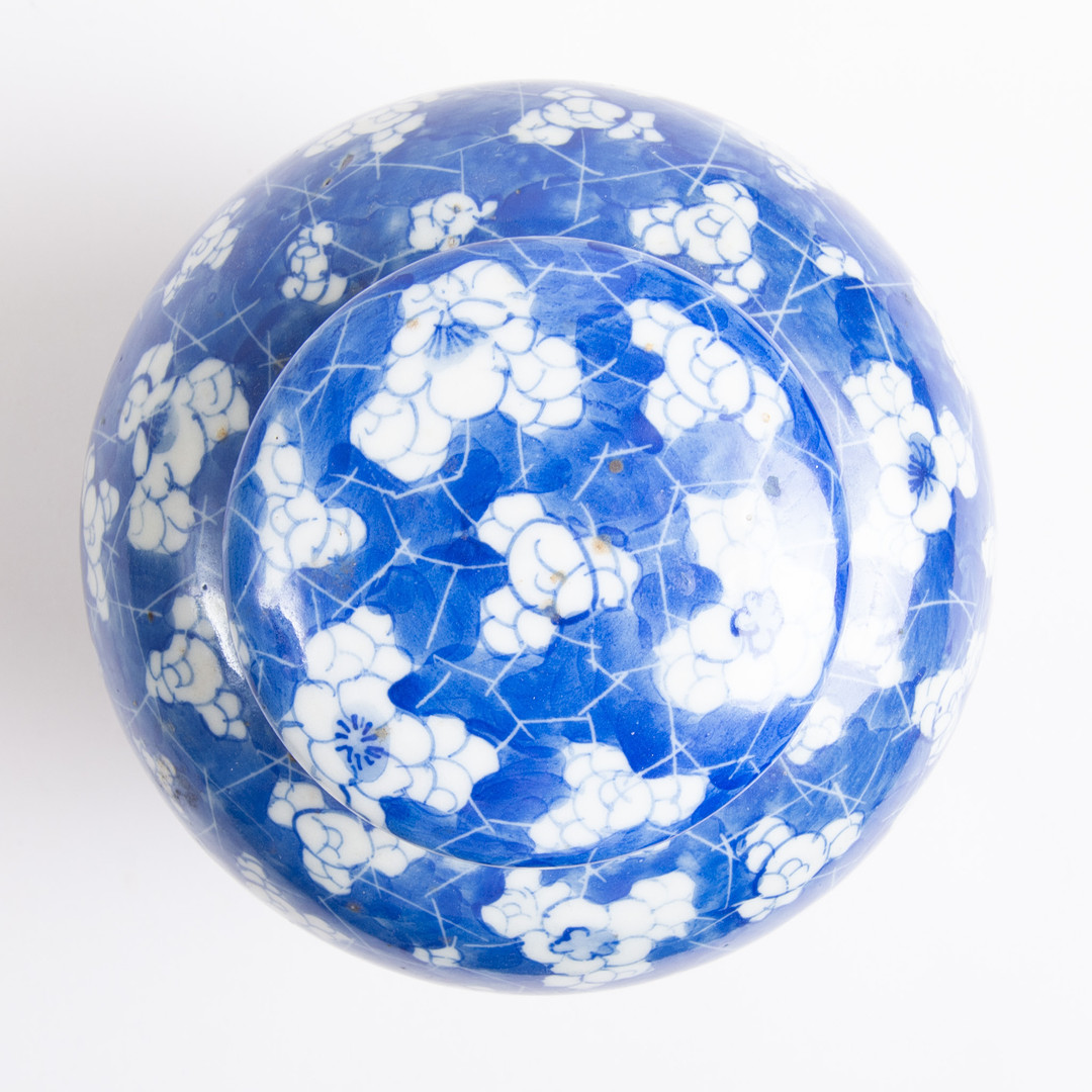 Kinesisk krukke med låg af porcelæn med Prunus mønster. Kina 19. århundrede.