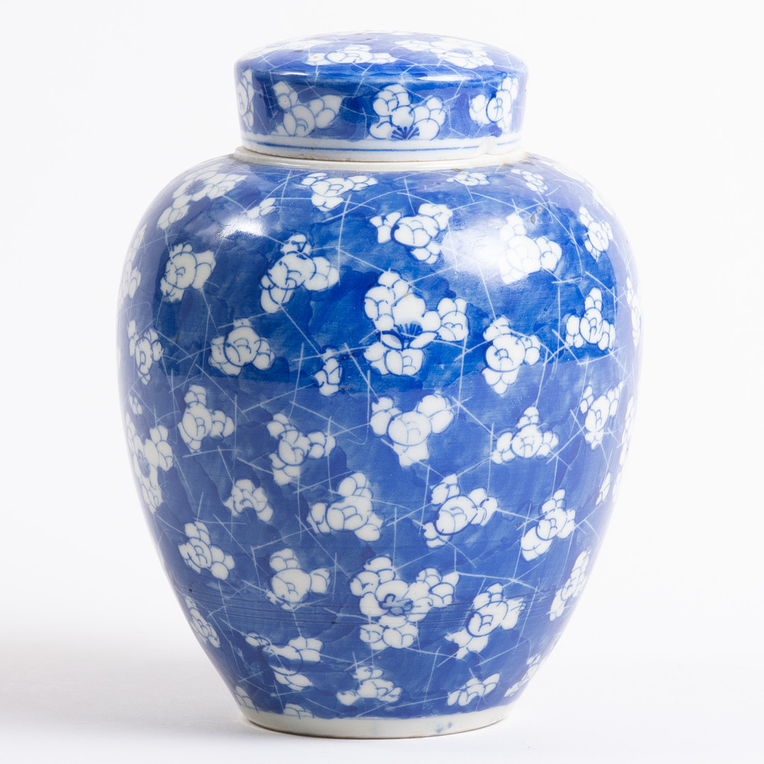 Kinesisk krukke med låg af porcelæn med Prunus mønster. Kina 19. århundrede.