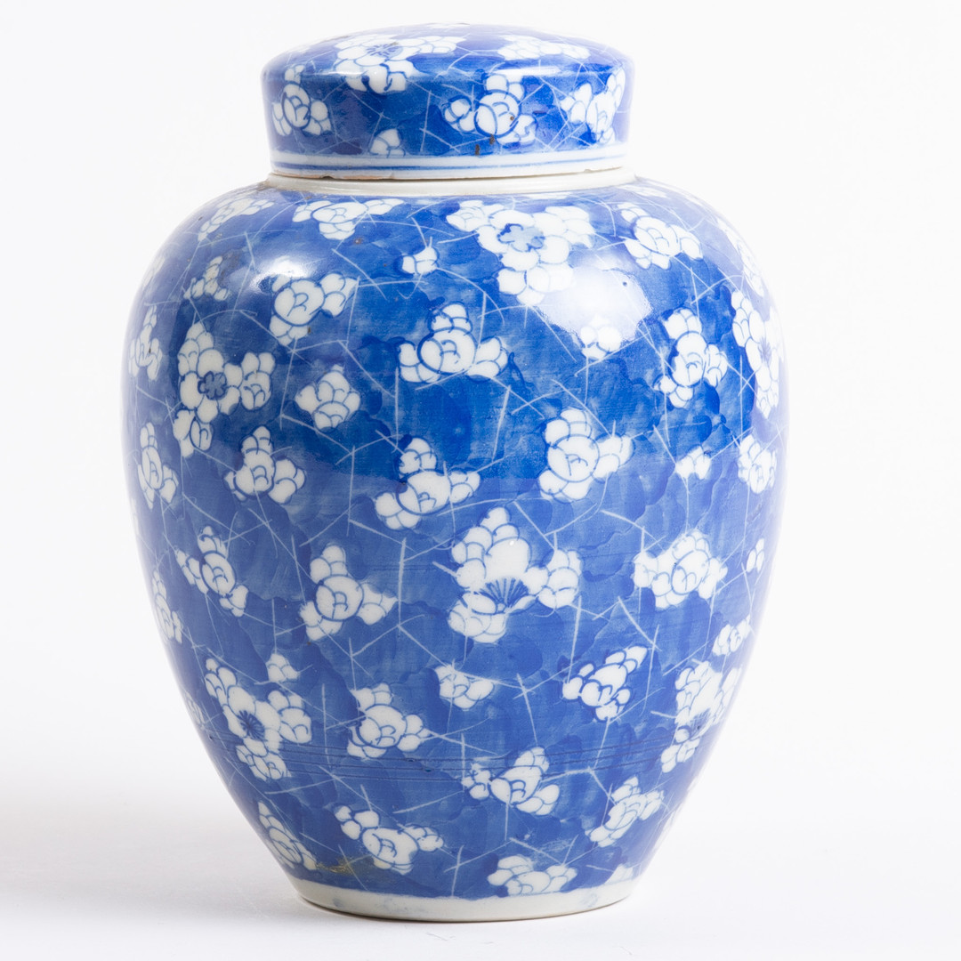 Kinesisk krukke med låg af porcelæn med Prunus mønster. Kina 19. århundrede.