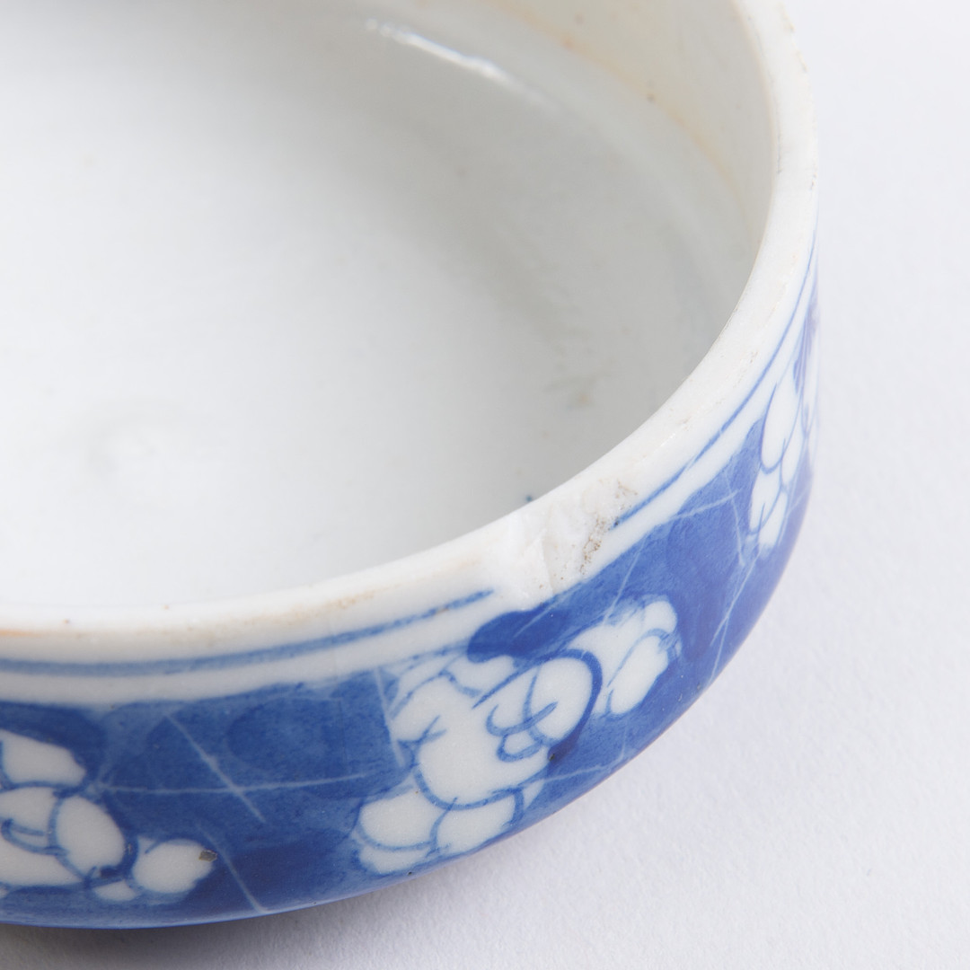 Kinesisk krukke med låg af porcelæn med Prunus mønster. Kina 19. århundrede.
