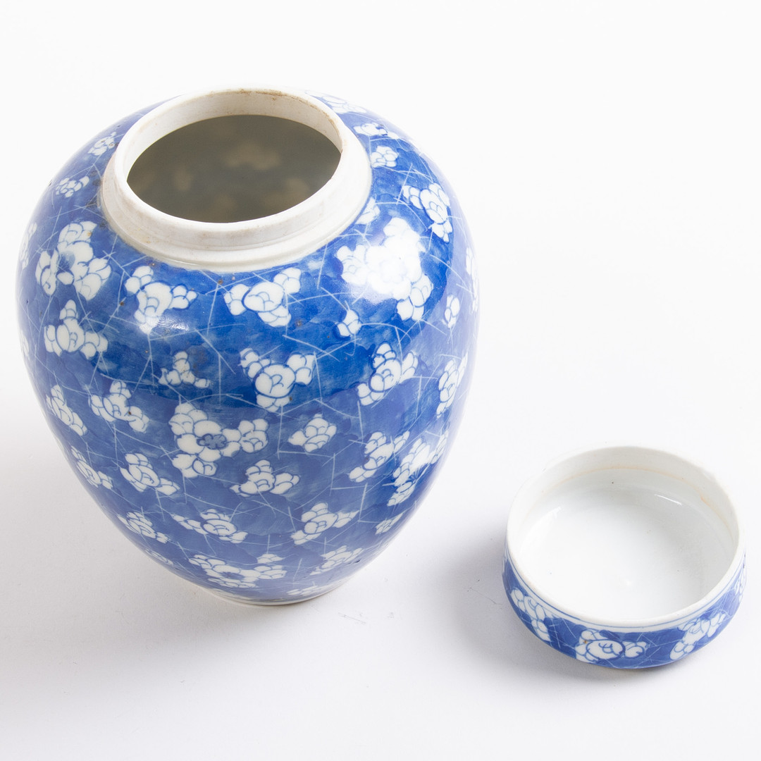 Kinesisk krukke med låg af porcelæn med Prunus mønster. Kina 19. århundrede.