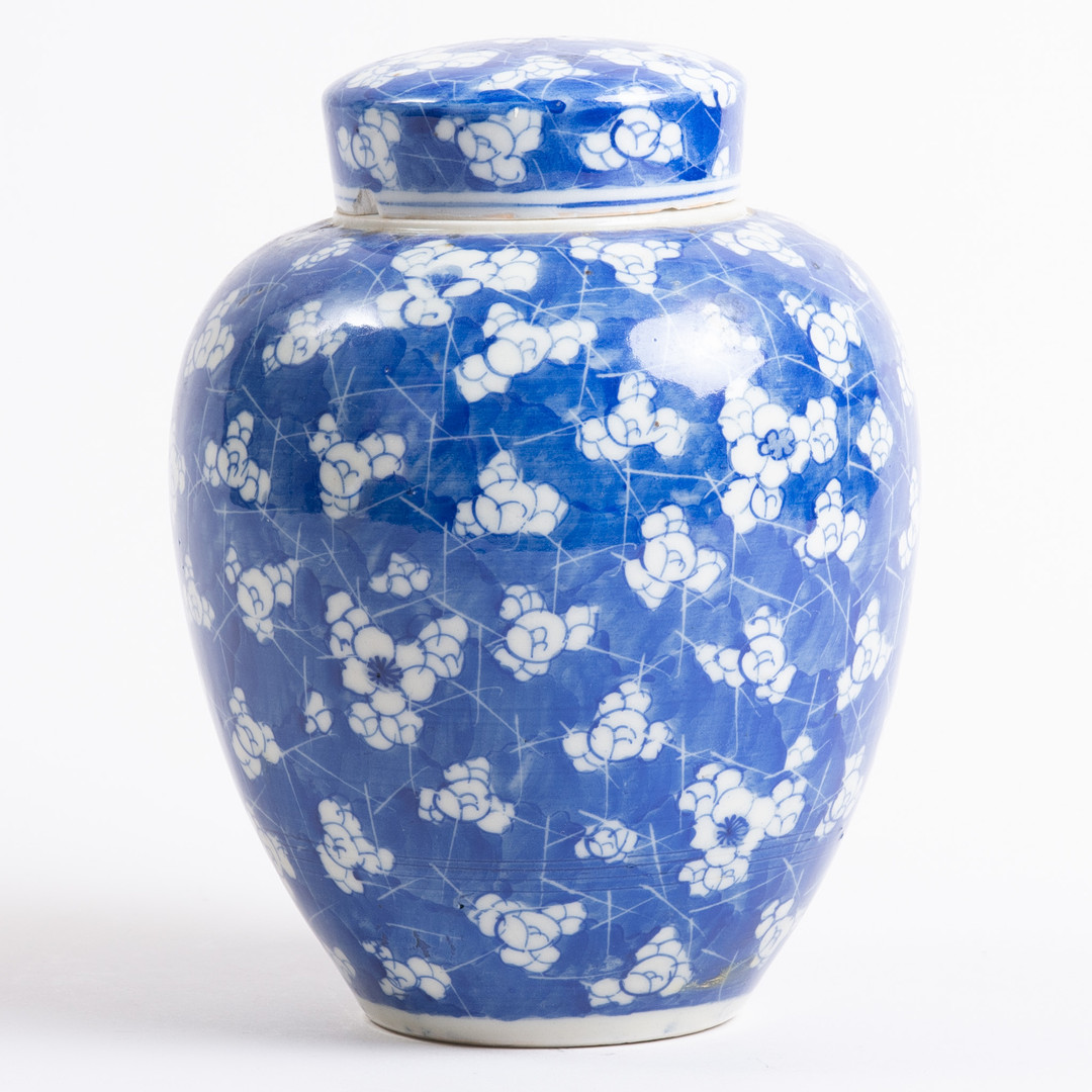 Kinesisk krukke med låg af porcelæn med Prunus mønster. Kina 19. århundrede.