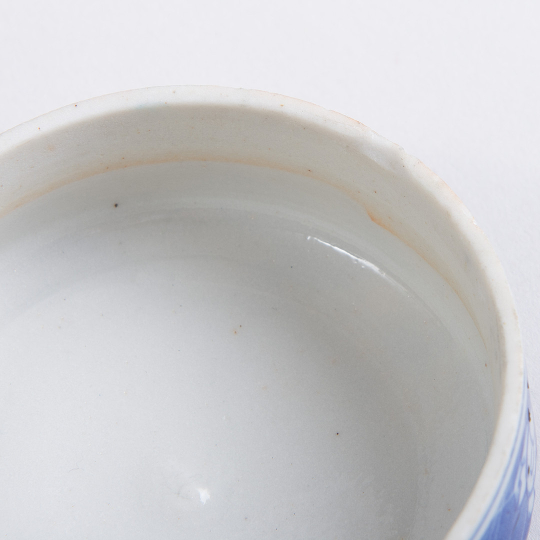 Kinesisk krukke med låg af porcelæn med Prunus mønster. Kina 19. århundrede.