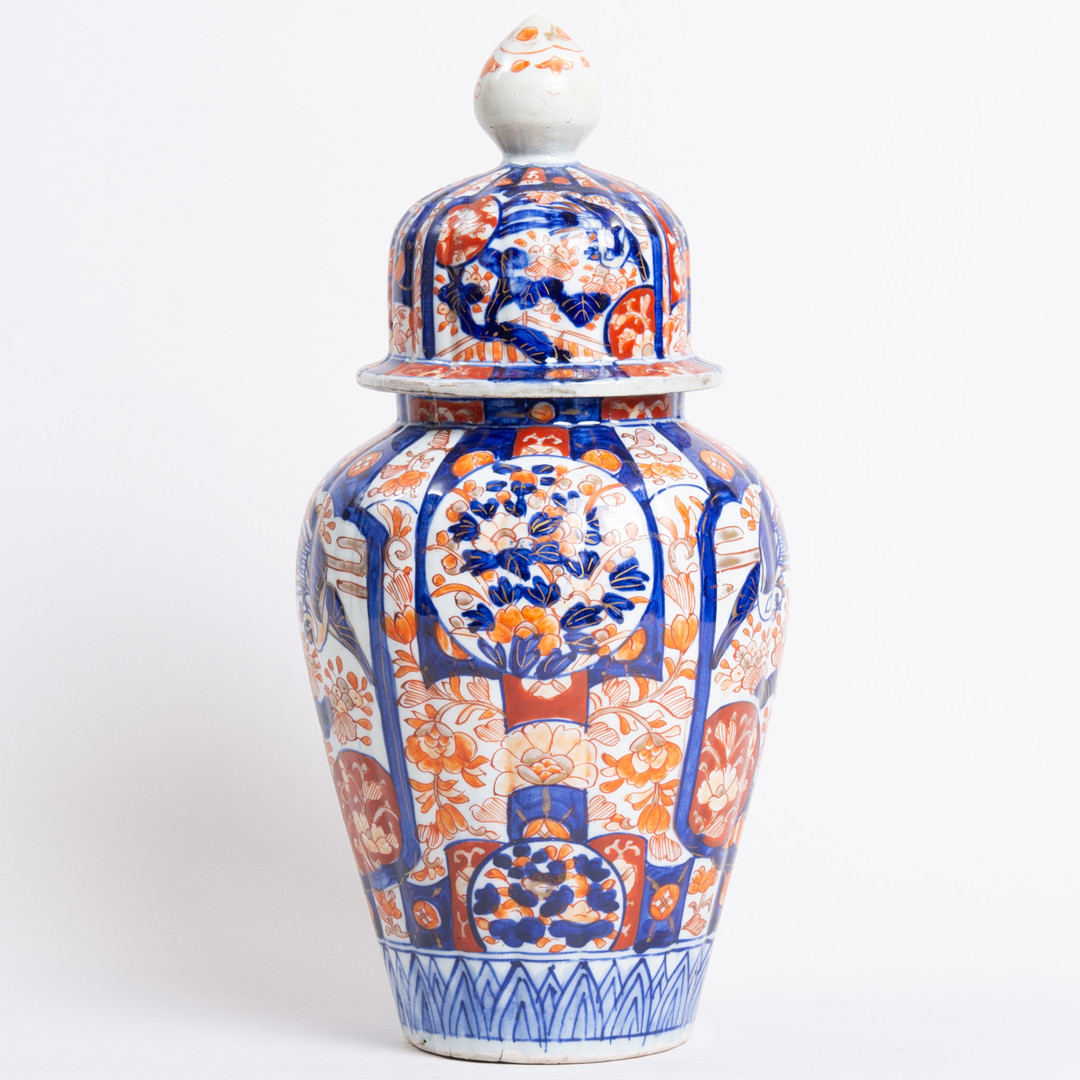Japansk krukke med låg, imari-stil. 1900-tallet. (34 cm).