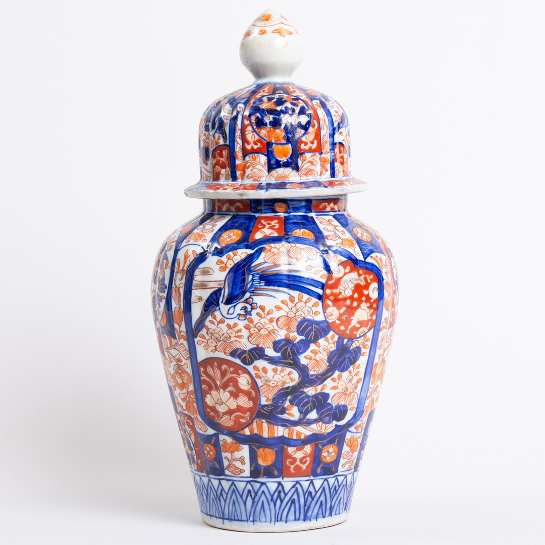 Japansk krukke med låg, imari-stil. 1900-tallet. (34 cm).