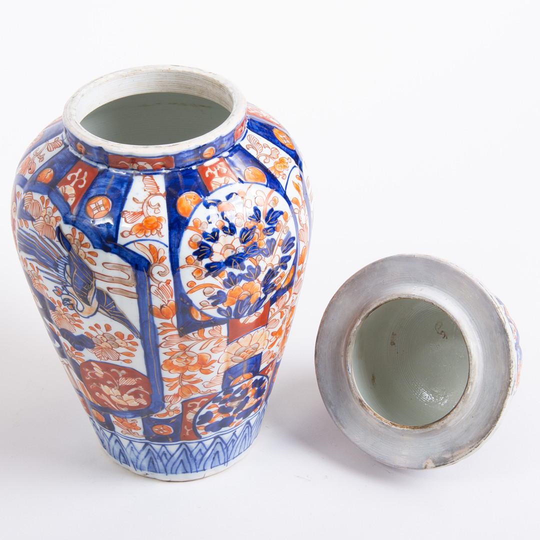 Japansk krukke med låg, imari-stil. 1900-tallet. (34 cm).