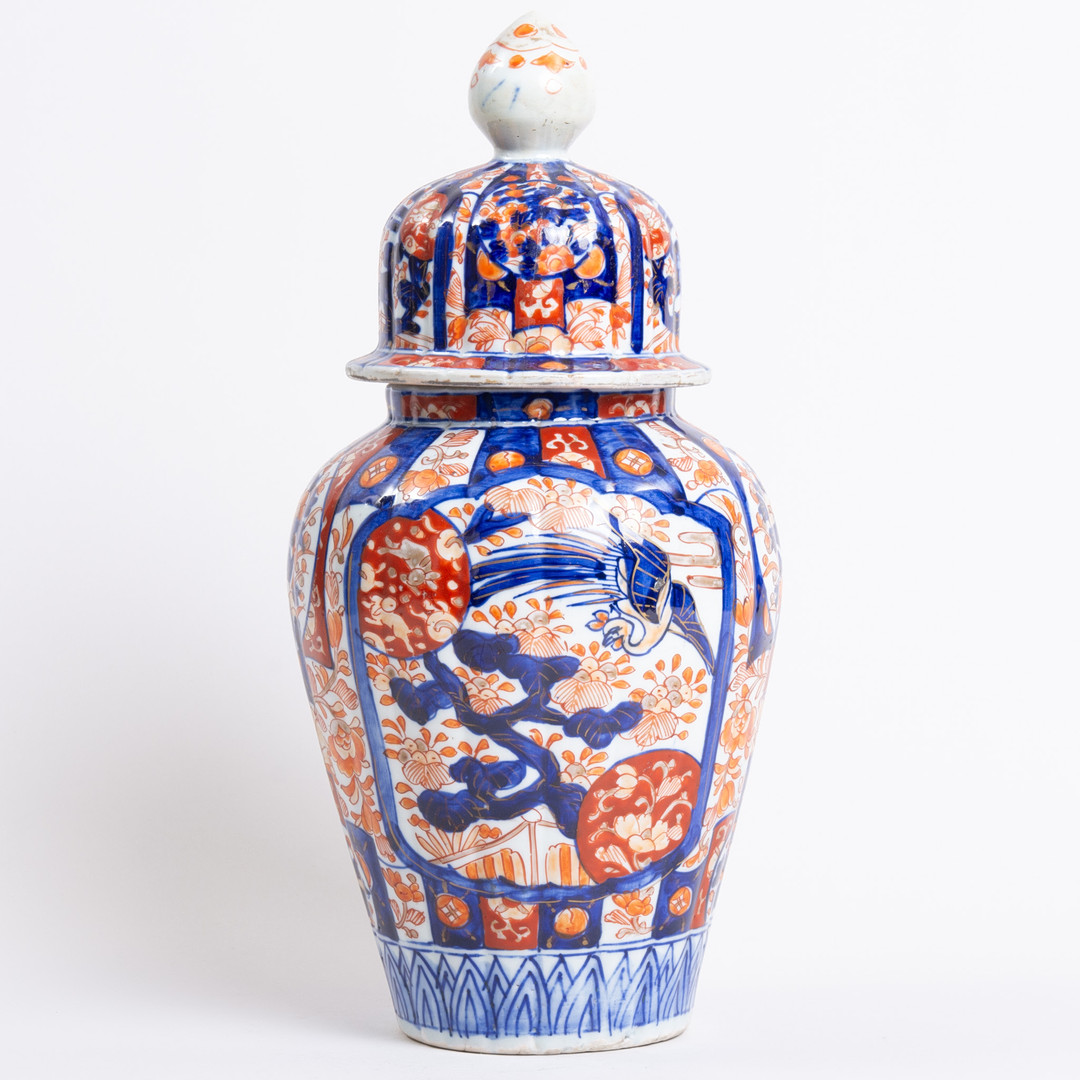 Japansk krukke med låg, imari-stil. 1900-tallet. (34 cm).