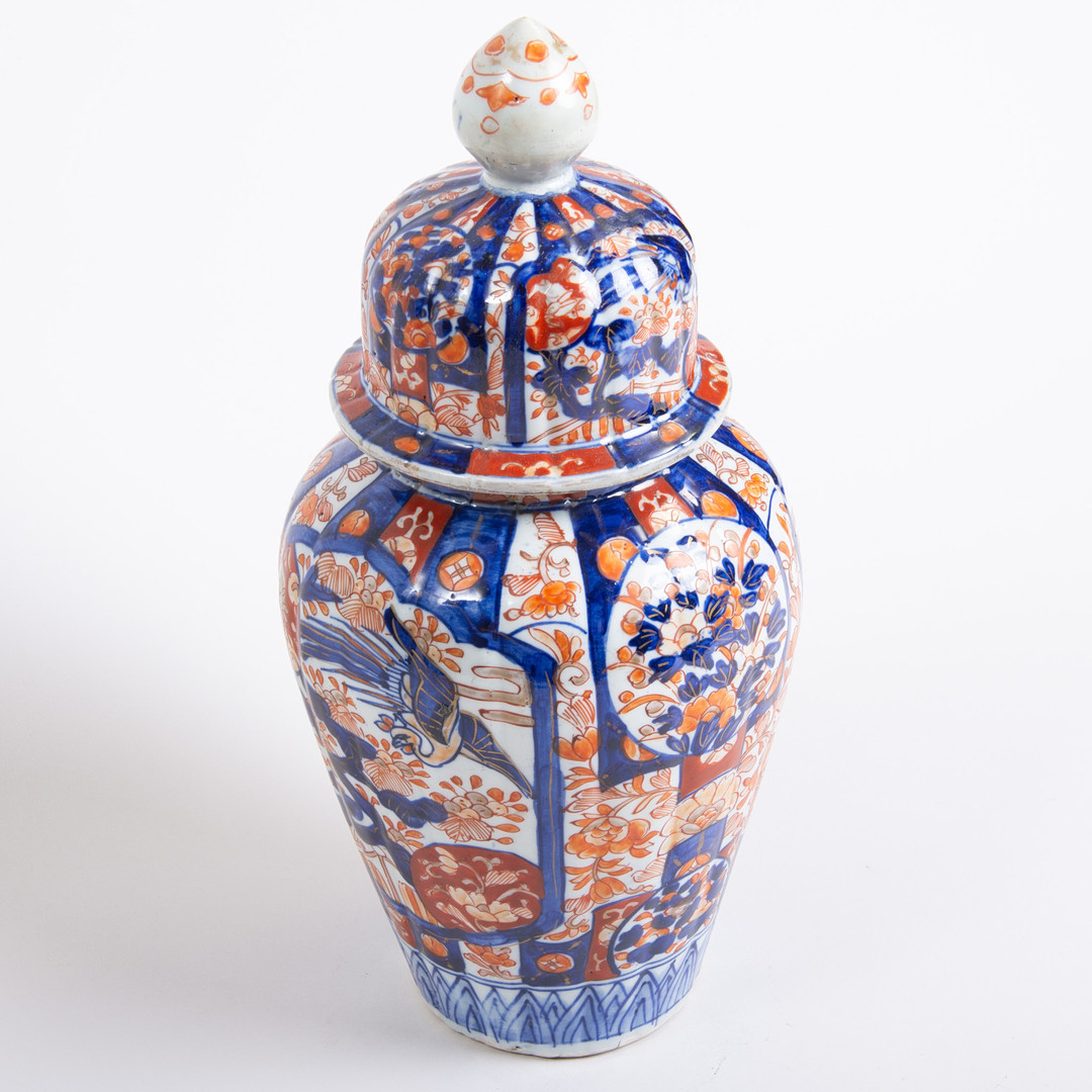 Japansk krukke med låg, imari-stil. 1900-tallet. (34 cm).