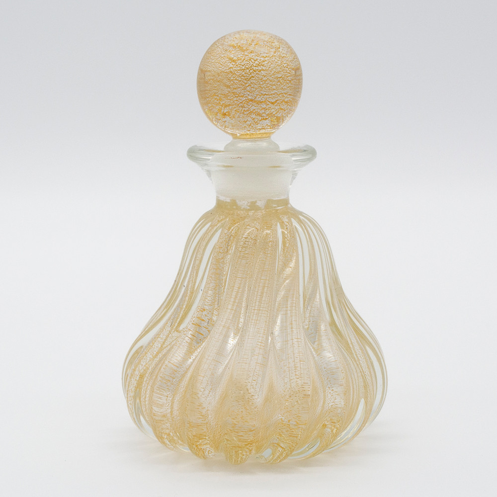 ARCHIMEDE SEGUSO. PARFUM FLACON, MURANOGLAS, FIRMA BAROVIER & TOSO AUS MURANO, MUNDGEBLASEN, KLARES, GEWIRBELTES GLAS MIT EINGEARBEITETEN GOLDPARTIKELN, AUS DICKWANDIGEM GLAS, 1950ER JAHRE.