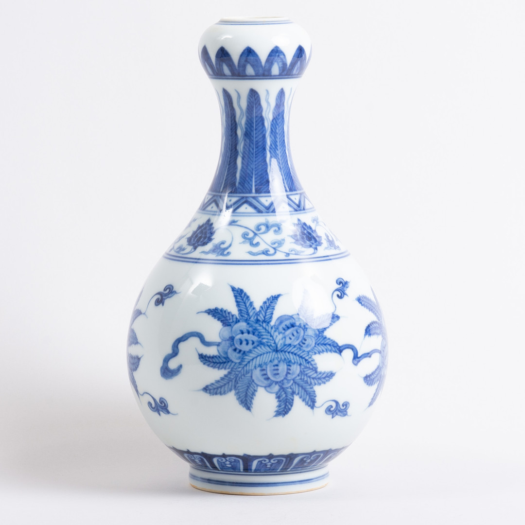 Håndmalet blå og hvid vase med blad motiver. Kina, 20. århundrede.