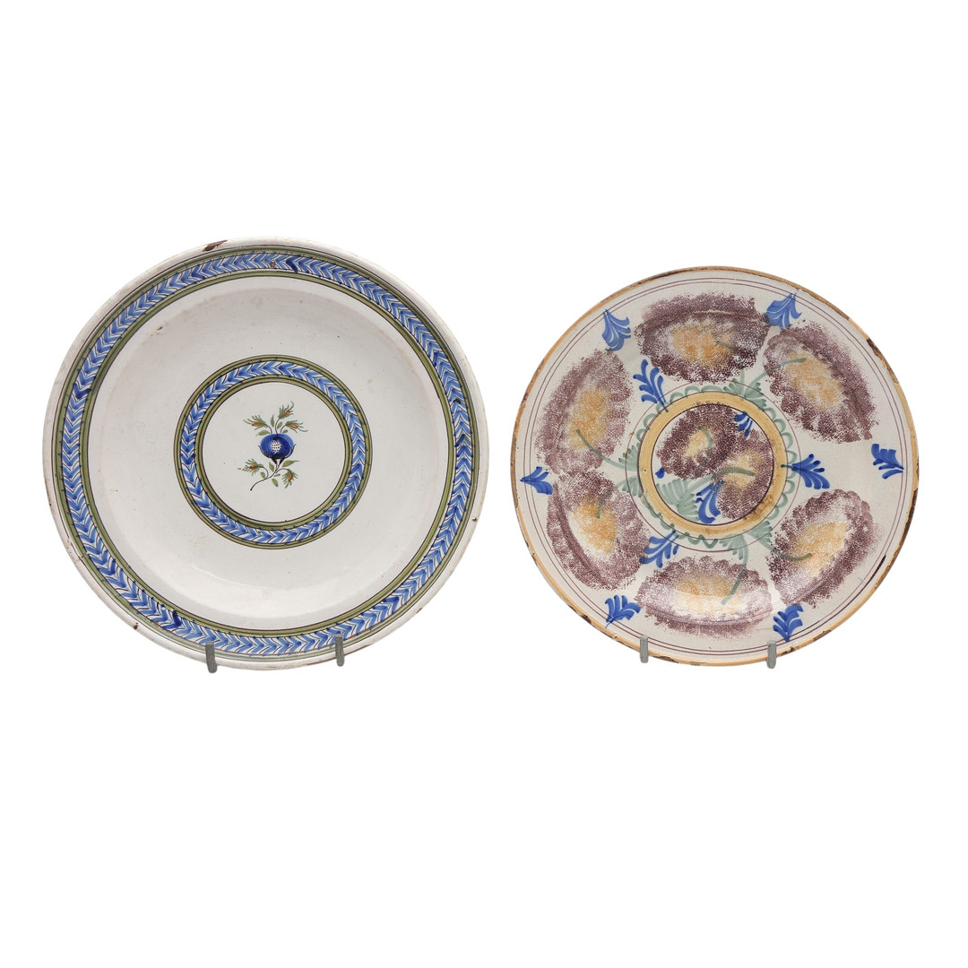 Two Levantine earthenware dishes from Onda and Manises, 19th Century.