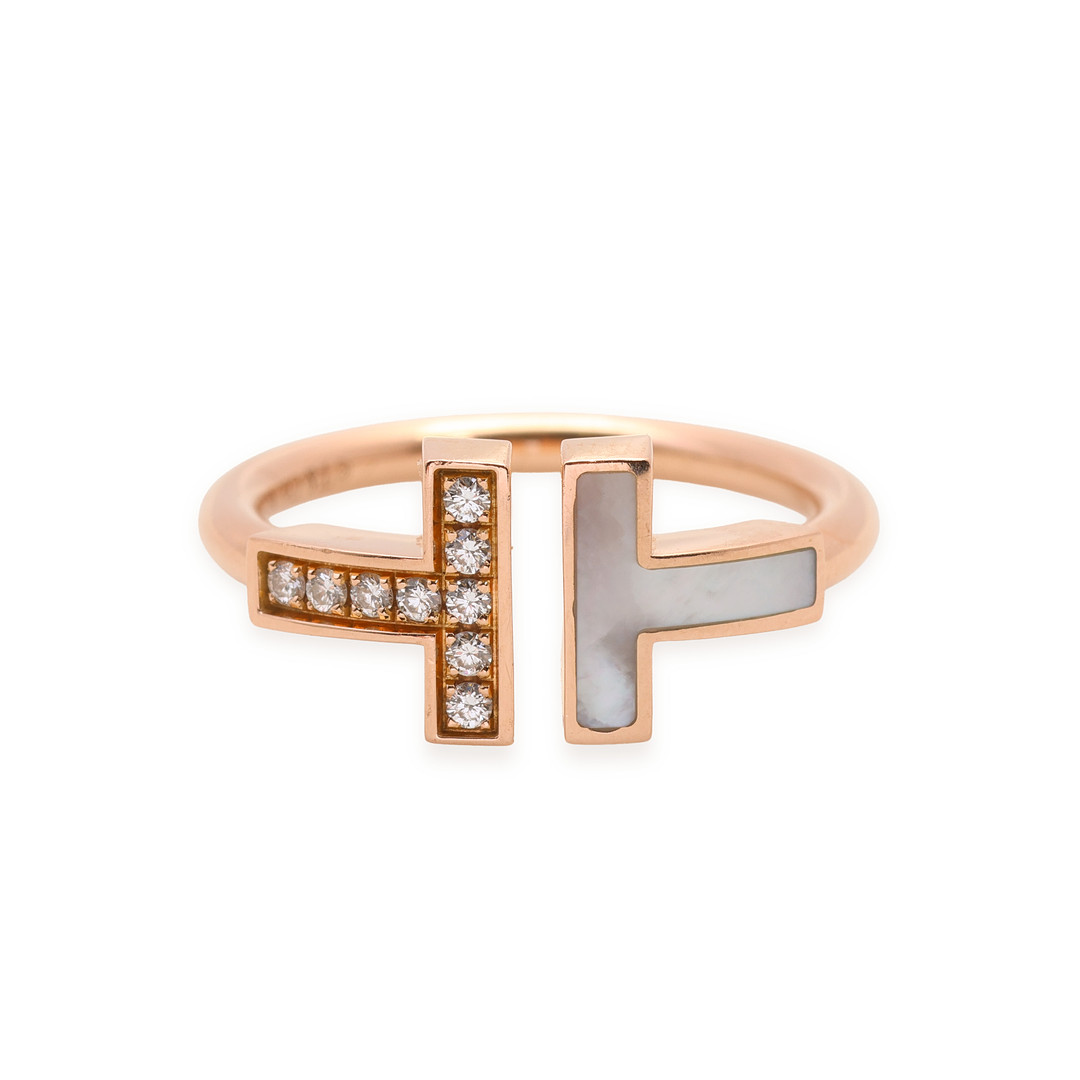 TIFFANY & CO. “T Wire” diamantring af 18 kt guld prydet med brillantslebne diamanter og perlemor.