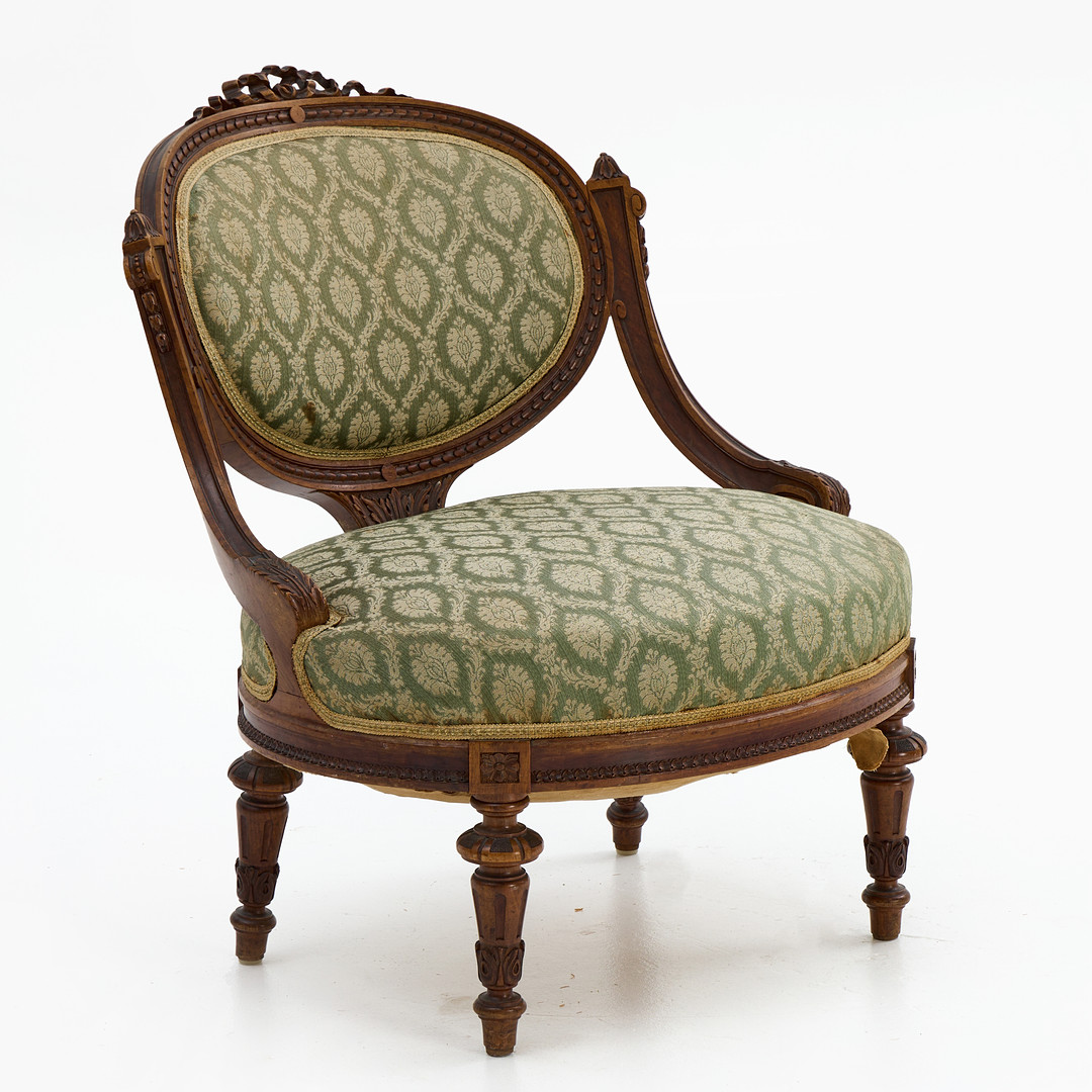 KARMSTOL, mahogny, Louis XVI-stil, tidigt 1900-tal. Skuren dekor, stoppad rygg och sits med medaljongmönstrad klädsel.