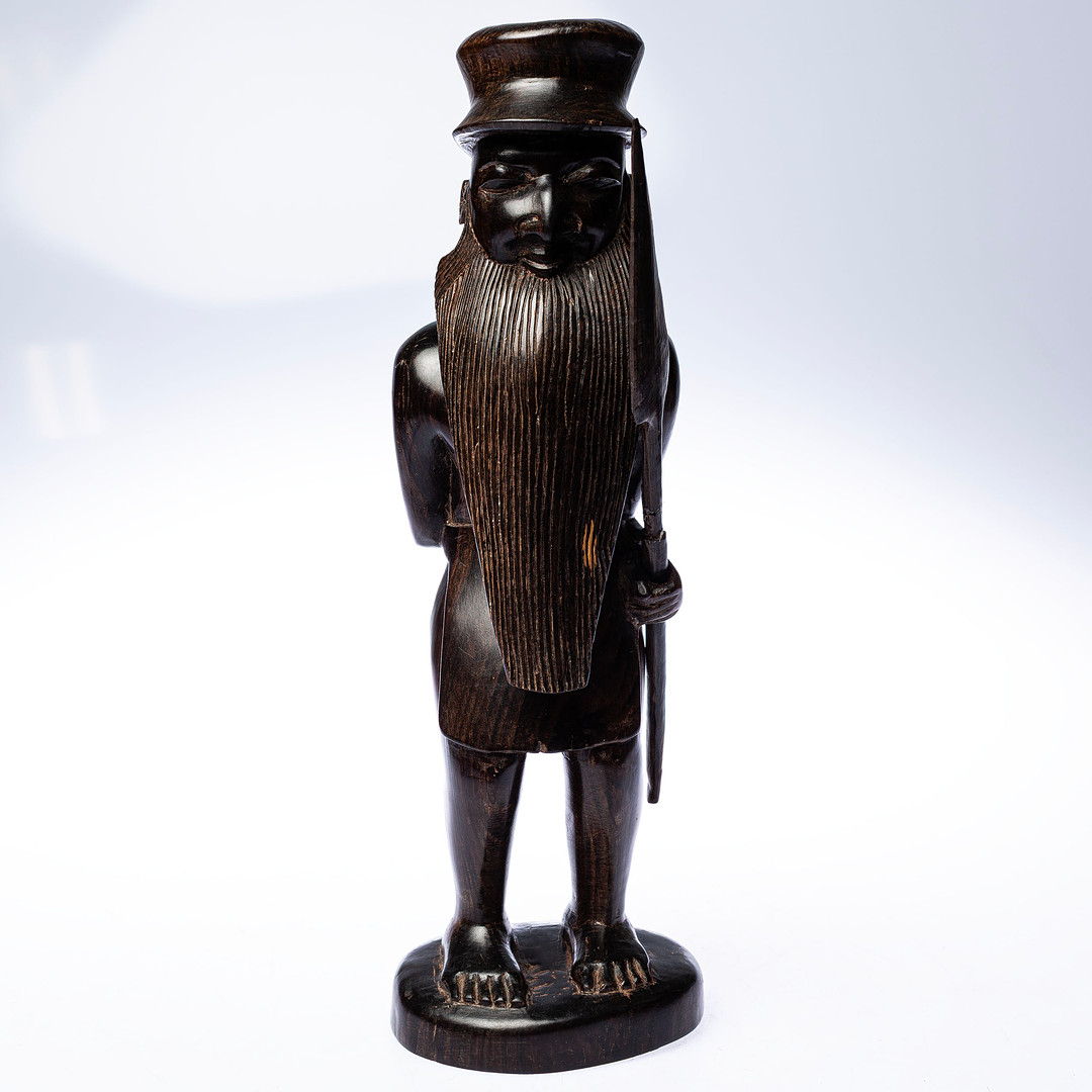 SKULPTUR, trä, föreställande man med sköld och spjut, sannolikt Afrika.