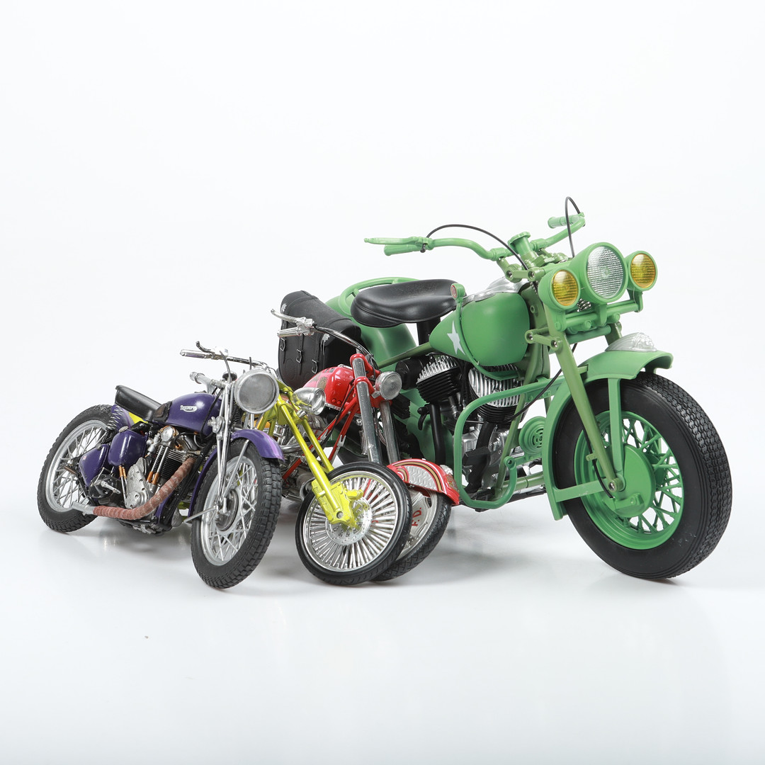 MINIATYRMOTORCYKLAR, 4 stycken, bl. a. "Indian Chief", metall/plast, 1900-talets senare del.