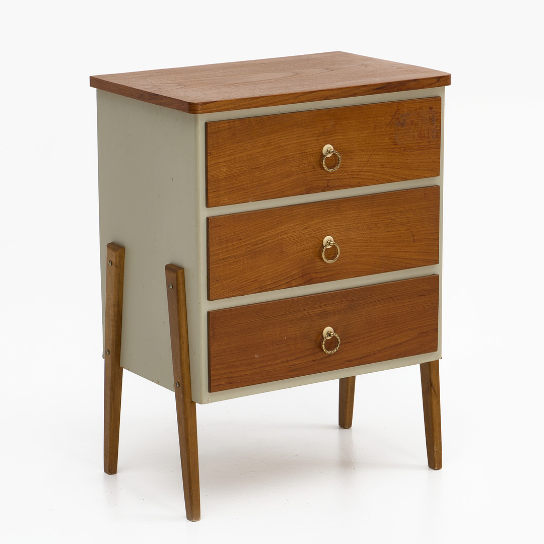 BYRÅ, 3 lådor, 1950-tal, grålackerad stomme, skiva samt lådfronter i teak, ben i björk.